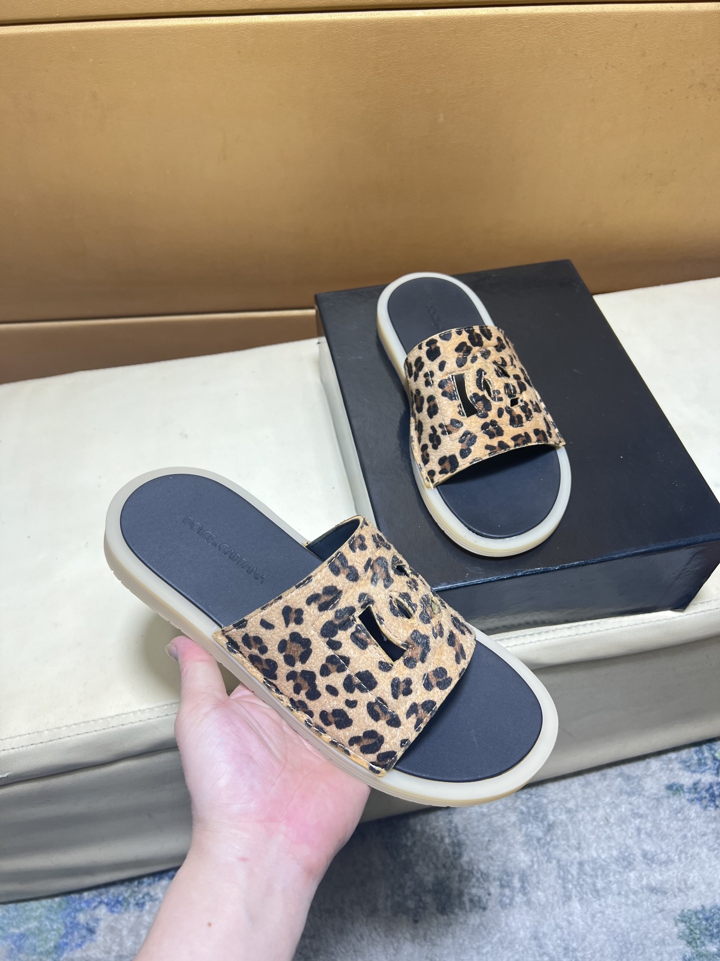 NO:354298,pDG original single quality. ~ slippers Unique modern style sports shoes. Casual shoes must-have for men. Italian imported original brand, imported original leather, Yangli (refuse to remove and polish the feet) sole factory special original sole, French lazy style design, foot fitting on the original single quality, super comfortable original sole. Just like the real thing is more beautiful, high-quality board shoes Xin Men's shoes size 38-46,, sneakers, slippers19860909pDG原单品质.～ 拖鞋 独特现代风运动鞋.休闲鞋潮男必备款 意大利进口原版品牌,进口原版皮,羊里（拒绝脱色磨脚）鞋底原厂特供原版底,法国懒人风格设计 贴脚 在贴原单品质 超舒服原版底 .就好像实物拍摄实物更赞 ,高品质板鞋 欣 男鞋码数38-46,,sneakers,slippers,Men's shoes