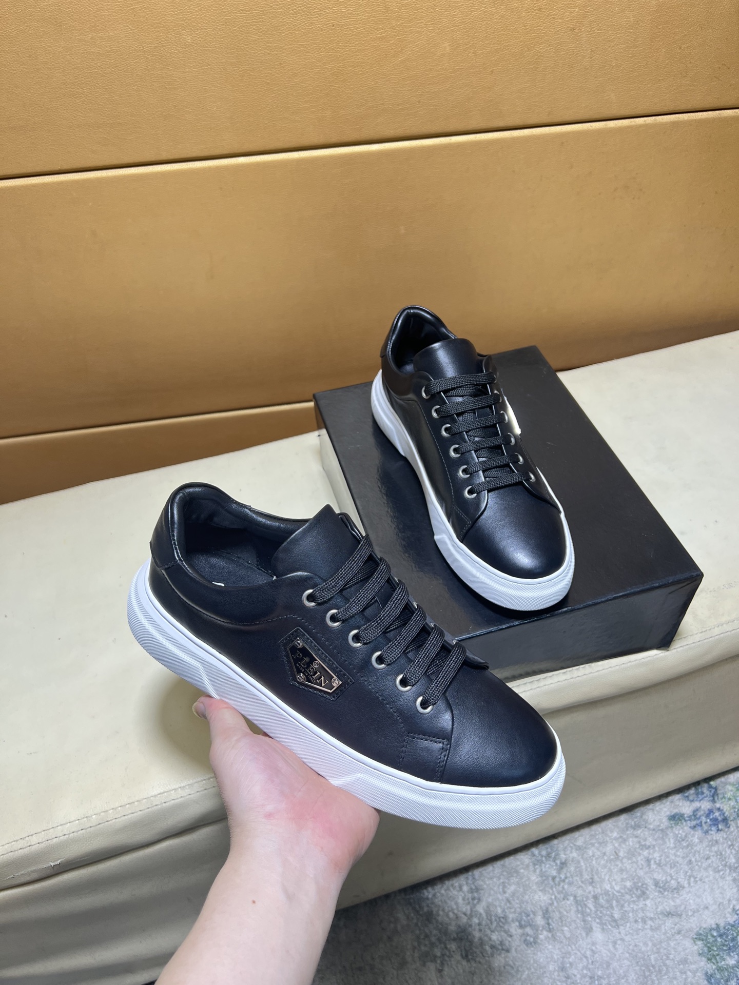 NO:532607,pPP Philip original single quality. ~ Unique modern style sneakers. Fashionable casual shoes for men. Italian imported original brand, imported original leather, sheep (refuse to remove and polish the feet) sole factory special original sole, French lazy style design, foot fitting on the original single quality, super comfortable original sole. Just like the real thing is more beautiful, high-quality shoes, people, men's shoes size 38-44,, PHILIPP PLEIN, sneakers19860909pPP 菲利普 原单品质.～ 独特现代风运动鞋.休闲鞋潮男必备款 意大利进口原版品牌,进口原版皮,羊（拒绝脱色磨脚）鞋底原厂特供原版底,法国懒人风格设计 贴脚 在贴原单品质 超舒服原版底 .就好像实物拍摄实物更赞 ,高品质板鞋,人 男鞋码数38-44,,PHILIPP PLEIN,sneakers,Men's shoes