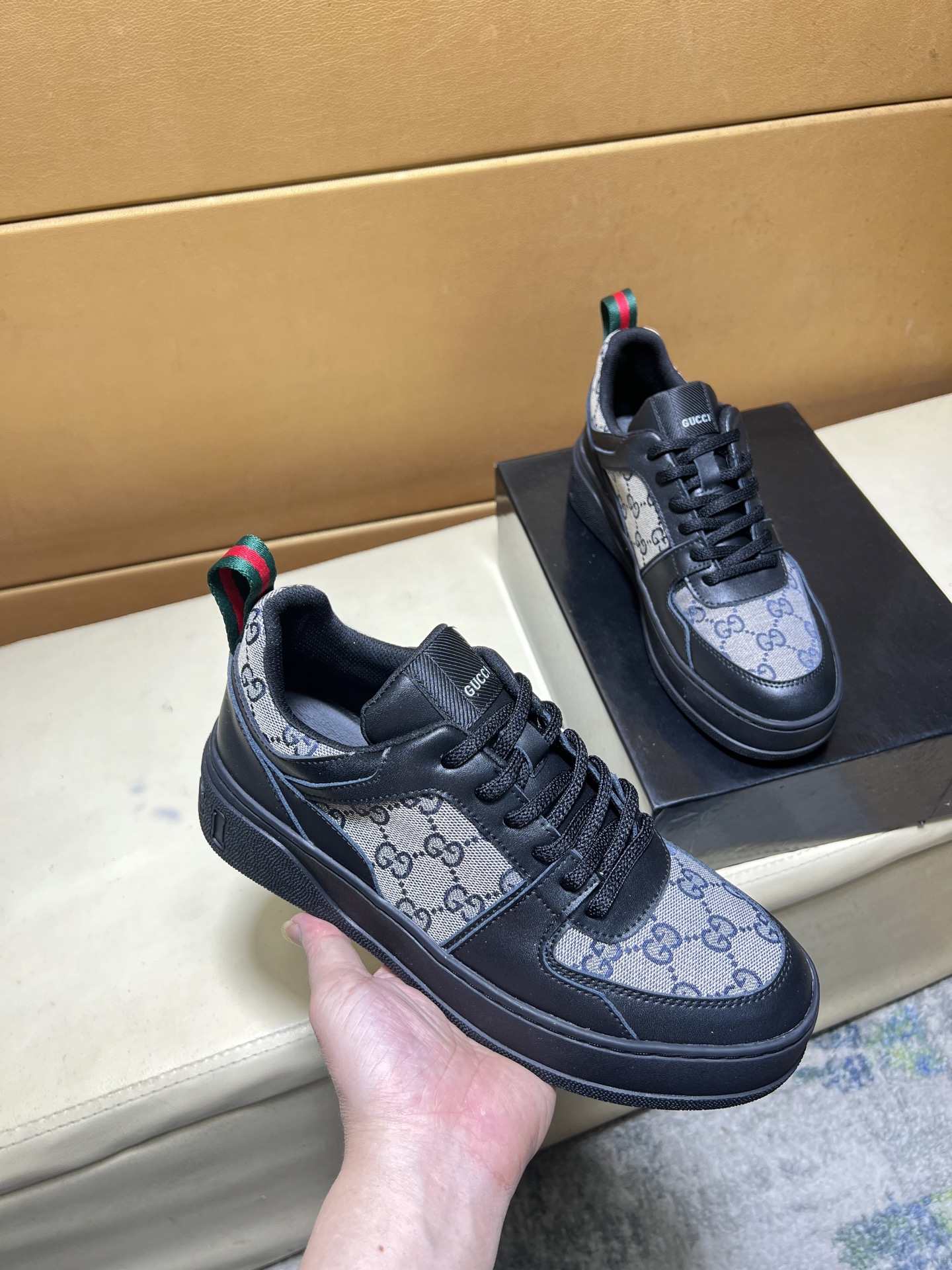 NO:352642,p Gucci original single quality. ~ Unique modern style sports shoes. Fashionable men's must-haves for casual shoes. Italian imported original brand, imported original leather, sheep (refuse to remove and polish the feet) sole factory special original sole, French lazy style design, foot fitting on the original single quality, super comfortable original sole. Just like the real thing shooting is even better, high-quality board shoes, what men's shoes size 38-44 (45 46 can be customized),, gucci, sneakers19860909p古奇Gucci 原单品质.～ 独特现代风运动鞋.休闲鞋潮男必备款 意大利进口原版品牌,进口原版皮,羊里（拒绝脱色磨脚）鞋底原厂特供原版底,法国懒人风格设计 贴脚 在贴原单品质 超舒服原版底 .就好像实物拍摄实物更赞 ,高品质板鞋,什 男鞋码数38-44(45 46可订做）,,gucci,sneakers,Men's shoes