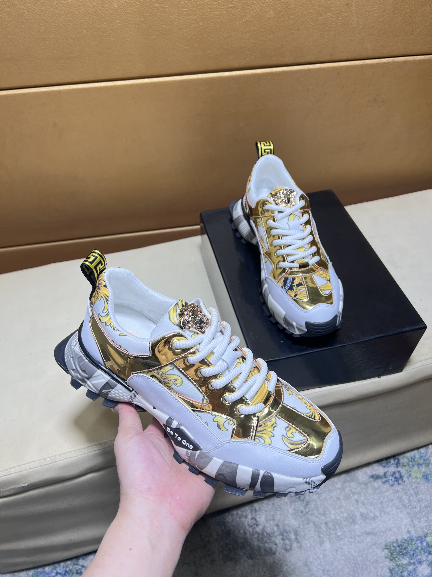 NO:352701,p【VERSACE Versace】Original single quality. ~ Unique modern style sneakers. Fashionable casual shoes must-have for men. Italian imported original brand, imported original leather, sheep (refuse to remove and polish the feet) sole original factory special original sole, French lazy style design, foot fitting on the original single quality, super comfortable original sole. Just like the real thing shooting is even better, high-quality board shoes, what men's shoes size 38-44 (45 46 can be customized), versace, versace, sneakers19860909p【 VERSACE 范思哲】原单品质.～ 独特现代风运动鞋.休闲鞋潮男必备款 意大利进口原版品牌,进口原版皮,羊里（拒绝脱色磨脚）鞋底原厂特供原版底,法国懒人风格设计 贴脚 在贴原单品质 超舒服原版底 .就好像实物拍摄实物更赞 ,高品质板鞋,什 男鞋码数38-44(45 46可订做）,,versace,versace,sneakers,Men's shoes