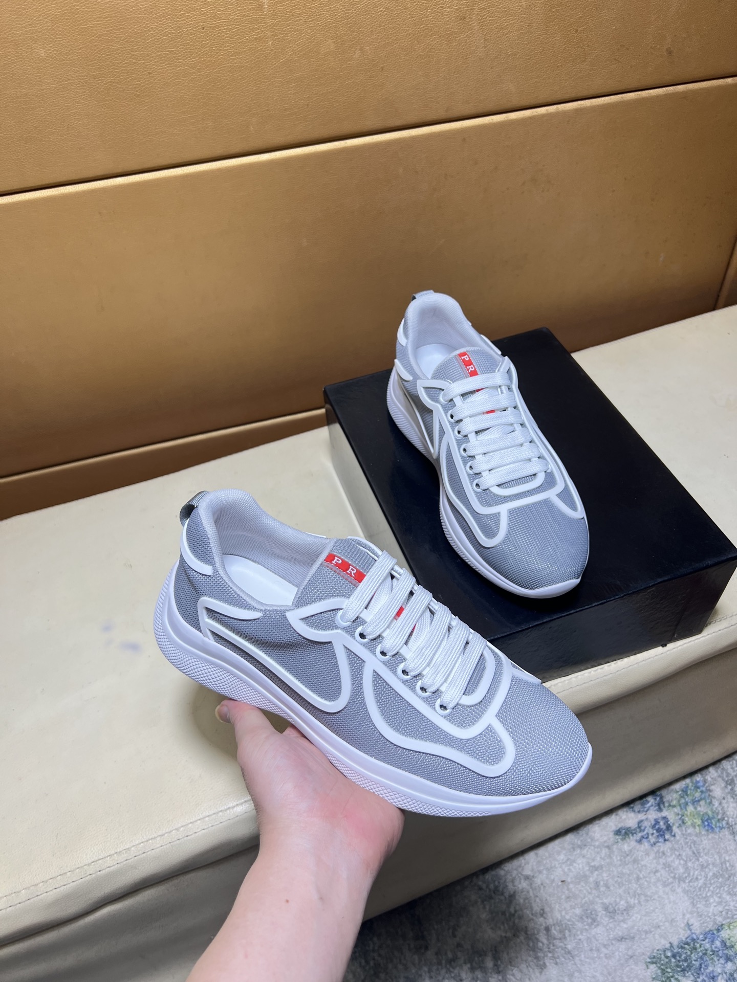 NO:344581,P (Prada PRADA) top purchasing agent men's HK counter is available simultaneously. The original sole is specially supplied with original sole, original leather pig skin, exclusive movable molding sole is super comfortable, original order goods, high-quality multi-color splicing design is exquisite and delicate, unique, details determine the quality, we only make shoes with care, and can enter and exit the counter at will. Welcome to compare the size 38-44 (four colors are available),, prada, prada, prada19860909p（普拉达 PRADA)顶级代购男士HK专柜同步发售.鞋底原厂特供原版底,原版皮 猪皮里 独家活动成型底超级舒适,原厂跟单货,高品质多色拼接设计做工精致细腻,独一无二, 细节决定品质、我们只为用心做好鞋,可随意进出专柜,欢迎对比码数38-44(四色可选),,prada,prada,Men's shoes