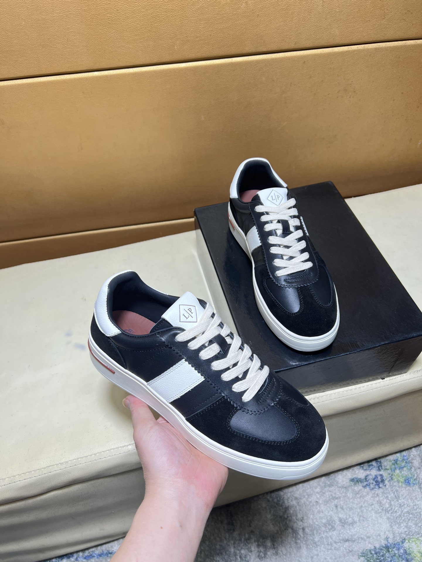 NO:345360,Plp classic loafers, Italian treasure brand, the only brand that can match Hermes!  Only after wearing it will I know that I cannot let our feet down. The imported cowhide on the upper is matched with breathable fabric, and water-dyeed cowhide footbed. Official original glass glue outsole, size 38-46, hermes, loro piana, loafers, cowhide19860909p lp经典乐福鞋,意大利宝藏品牌,唯一能和爱马仕匹配的品牌！穿了才知道不能辜负我们的双脚,鞋面进口头层牛皮搭配透气面料,水染牛皮垫脚 官方原版玻璃胶大底,码数38-46,,hermes,loro piana,loafers,cowhide,Men's shoes