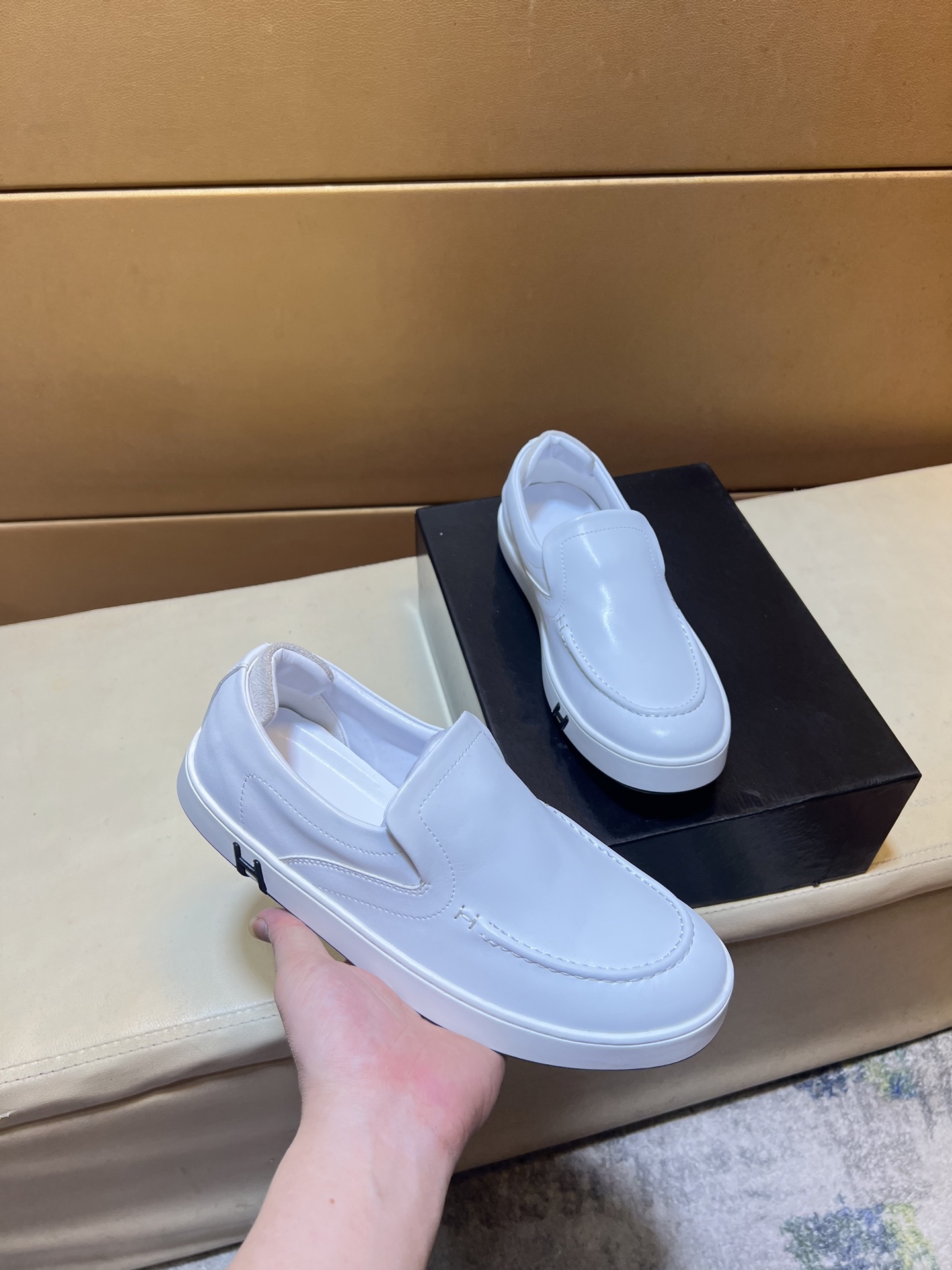 NO:347831,pHERME*—Hermes. The counter is simultaneously released in a hot and classic hot products. The upper is imported cowhide/matched with original mesh fabric, exquisite workmanship (original calfskin inner lining) cowhide footbed. The sole is specially supplied with original ultra-light sole, real shot. Number of sizes 38-44,, hermes, hermes, cowhide19860909pHERME*—爱马仕.专柜同步发售经典爆款热卖 鞋面采用进口牛皮/搭配原版网布 ,做工考究（原版小牛皮内里） 牛皮垫脚 鞋底原厂特供原版超轻大底,实物拍摄 码数38-44,,hermes,hermes,cowhide,Men's shoes