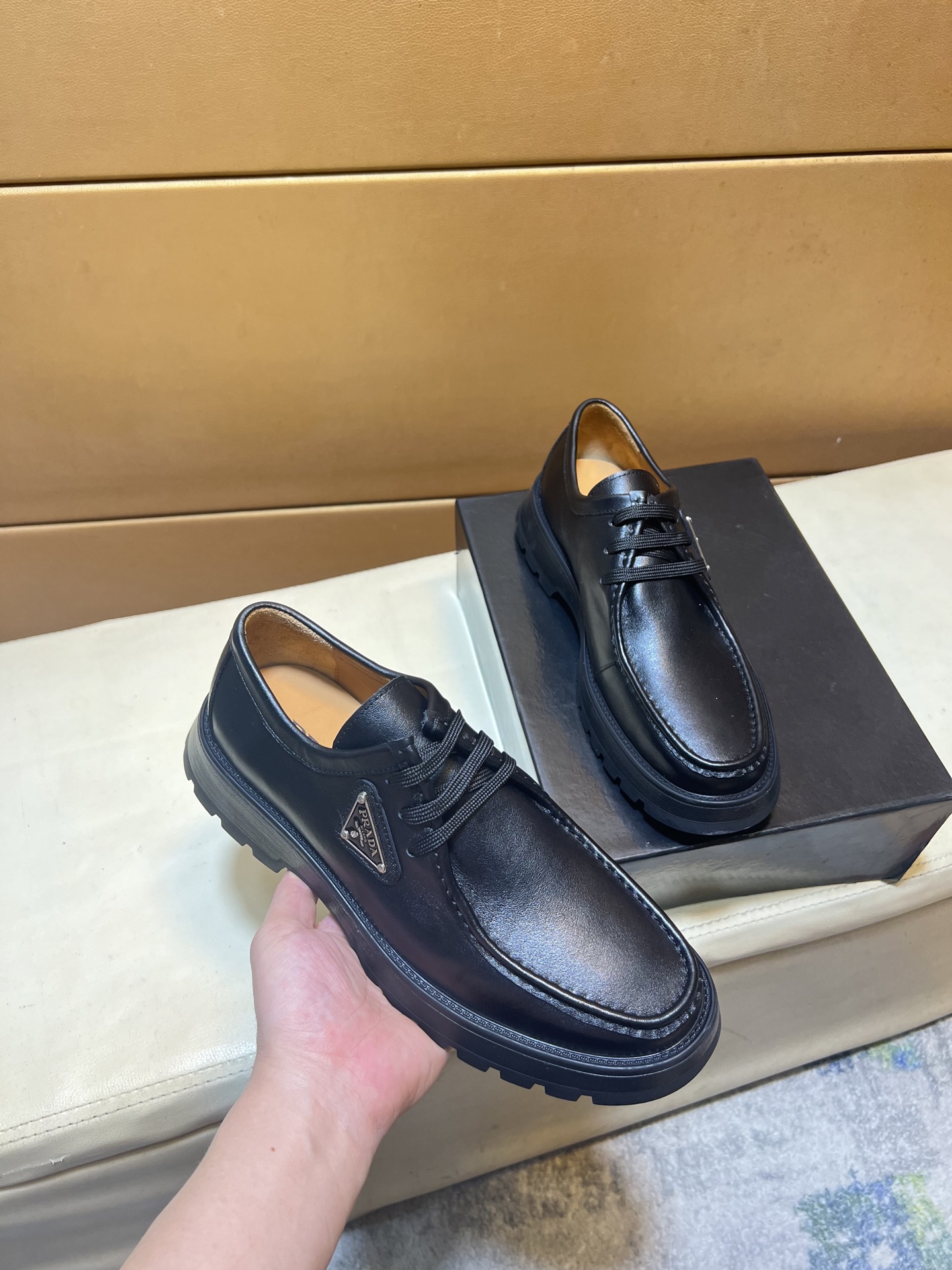 NO:355710,p Prada PRADA Niuli·Exclusive First-Online·~Unique Modern Style Sports Shoes. Counter Purchase Casual Leather Shoes Imported from Italy Original Bright Leather Niuli (refuse to undress the feet) Soles are originally specially supplied with original soles, super cool, lace-up and walking style design, super comfortable, wear-resistant, non-slip original soles. Just like the real thing is more beautiful, suitable for outdoors, perfect high-quality shoes for driving, men's shoes sizes 38-44,,prada,prada,sneakers19860909p 普拉达PRADA 牛里·独家首发·～独特现代风运动鞋.专柜代购休闲皮鞋 意大利进口原版亮皮 牛里（拒绝脱色磨脚）鞋底原厂特供原版底,超酷 系带走路都带风风格设计 超舒服耐磨防滑原版底 .就好像实物拍摄实物更赞 适合户外,驾车完美高品质板鞋,男鞋码数38-44,,prada,prada,sneakers,Men's shoes