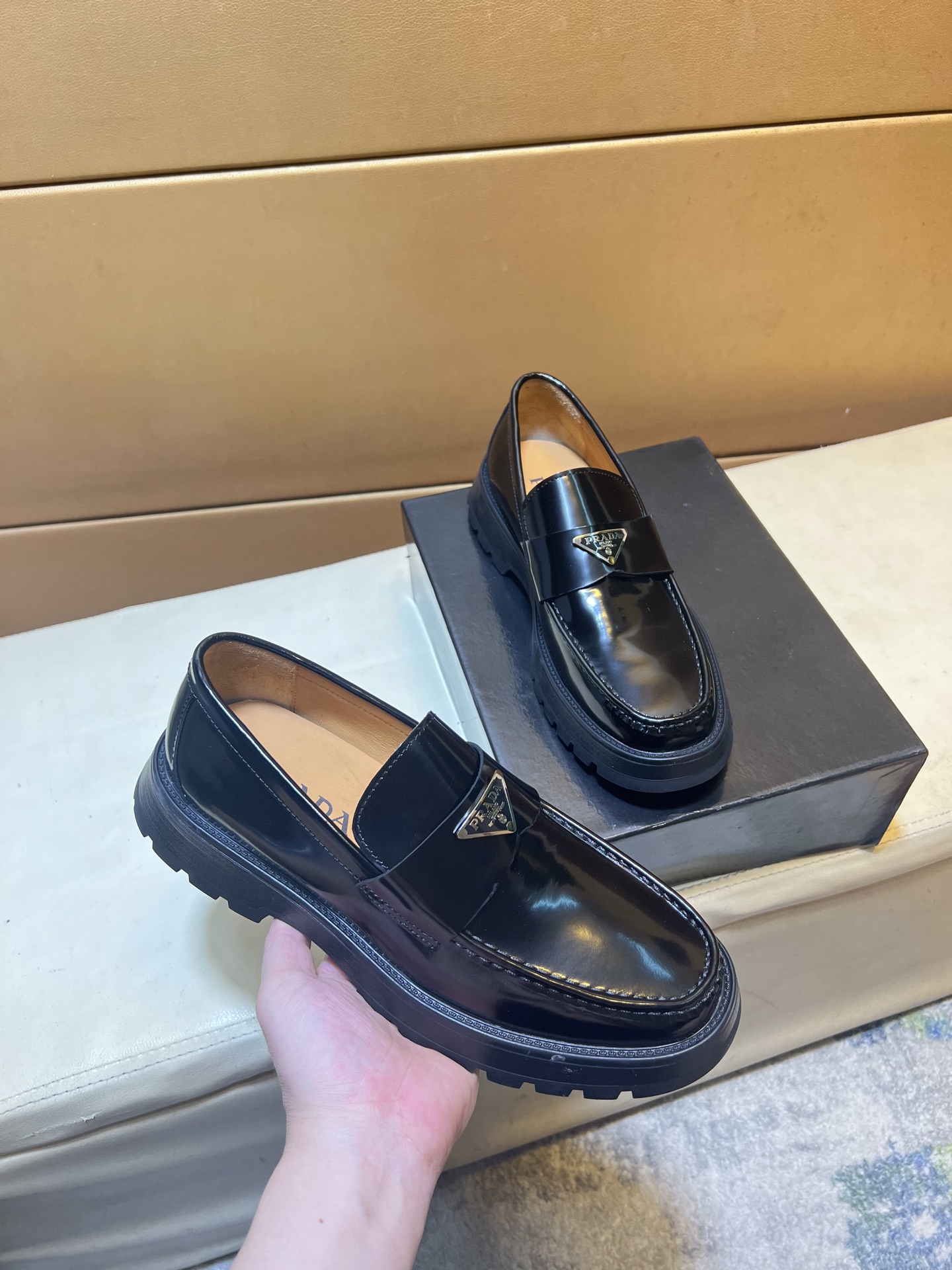 NO:355771,p Prada PRADA Niuli·Exclusive first launch·~unique modern style sneakers. Counter purchasing casual leather shoes. Italian imported original bright leather Niuli (refuse to remove color and grind feet) soles are original, super cool, lace-up and walking style design, super comfortable, wear-resistant, non-slip original soles. Just like the real thing is more beautiful, suitable for outdoors, perfect high-quality shoes for driving, men's shoes size 38-44,,prada,prada,sneakers19860909p 普拉达PRADA牛里·独家首发·～独特现代风运动鞋.专柜代购休闲皮鞋 意大利进口原版亮皮 牛里（拒绝脱色磨脚）鞋底原厂特供原版底,超酷 系带走路都带风风格设计 超舒服耐磨防滑原版底 .就好像实物拍摄实物更赞 适合户外,驾车完美高品质板鞋,男鞋码数38-44,,prada,prada,sneakers,Men's shoes