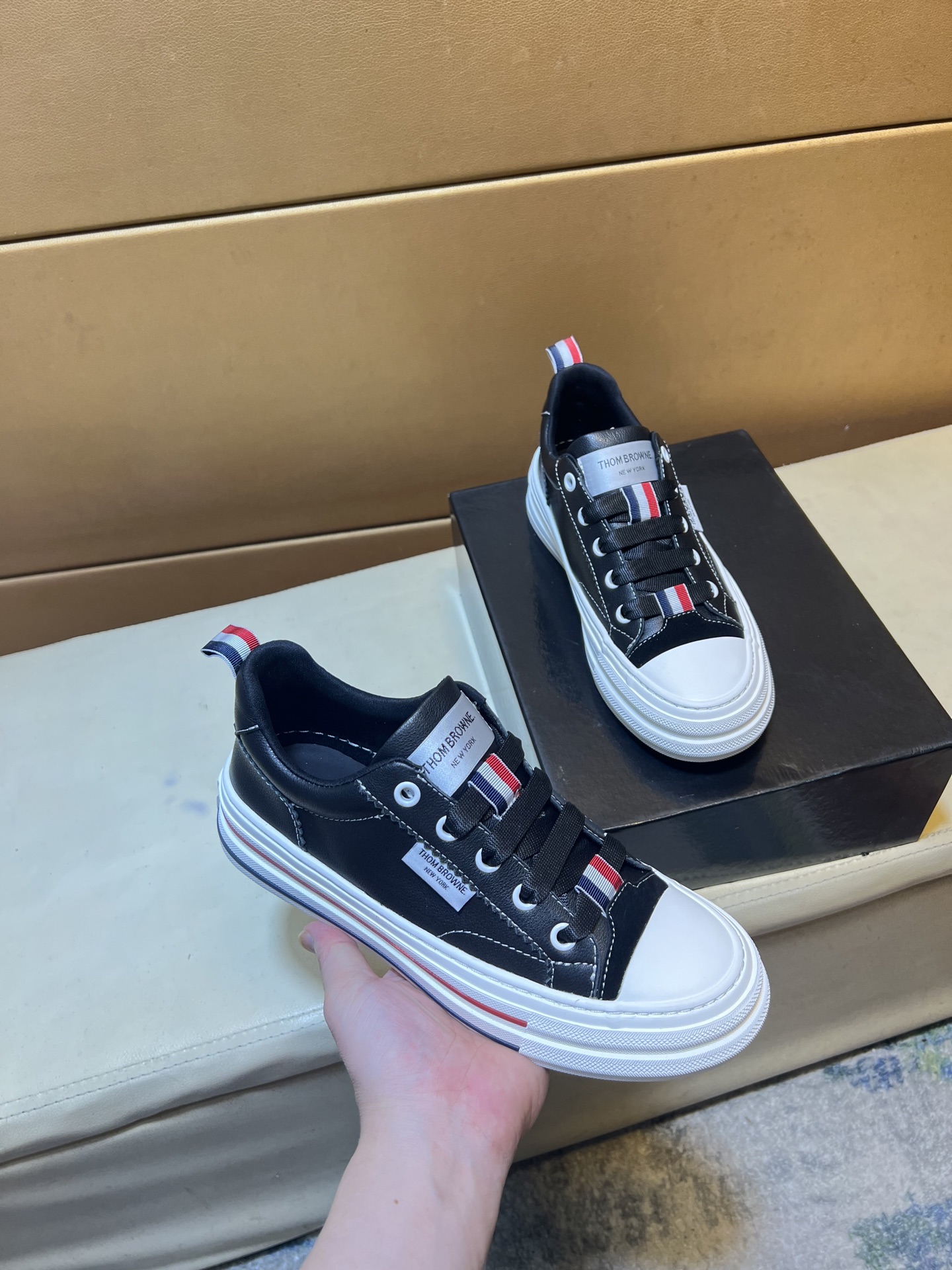 NO:355683,p Exclusive first release Tom unique modern style sneakers. Counter purchasing and leisure, imported original leather from Italy, Zhuli (refuse to remove color and polish the feet) soles are originally specially supplied by the original soles, super cool, lace-up and walking style design, original single quality full leather, super comfortable, wear-resistant, non-slip original soles. Just like the real thing is more beautiful, suitable for outdoors, perfect high-quality shoes for driving, men's shoes sizes 38-44,, sneakers19860909p 独家首发 汤姆 独特现代风运动鞋.专柜代购休闲 意大利进口原版皮, 猪里（拒绝脱色磨脚）鞋底原厂特供原版底,超酷 系带走路都带风风格设计 原单品质全真皮制作,超舒服耐磨防滑原版底 .就好像实物拍摄实物更赞 适合户外,驾车完美高品质板鞋 男鞋码数38-44,,sneakers,Men's shoes