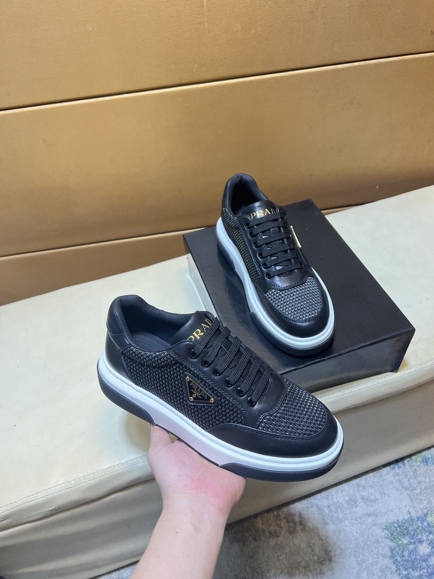 NO:355695,p《PRADA》 [Classic Original Version] Prada's top purchasing agent for men is released simultaneously, Italian imported high-quality original brand silk calfskin·Shoe height Zhoubo brand logo·Brand high mercerized canvas cloth·Shoe tongue silk printing brand logo highlighted (high-end, noble, grade)·Exquisite workmanship (imported Italian Shuiran net cloth Neri·Cowhide footbed), original sole factory special original sole, double-layer movable molding transparent air cushion bottom·Environmental, wear-resistant, ultra-light, comfortable··The real thing is more beautiful. Flying code number 38-44,,prada,prada,cowhide19860909p《PRADA》【经典原单版本】普拉达顶级代购男士最新专柜同步发售,意大利进口优质原版品牌丝绸小牛皮·鞋身高周波品牌logo·品牌高丝光帆布布匹·鞋舌丝印品牌logo凸显（高端·贵气·档次）·做工考究（进口意大利水然网布内里·牛皮垫脚）,鞋底原厂特供原版底,双层活动成型透明气垫底·环保·耐磨·超轻·舒适··实物拍摄实物更漂亮 飞 码数38-44,,prada,prada,cowhide,Men's shoes