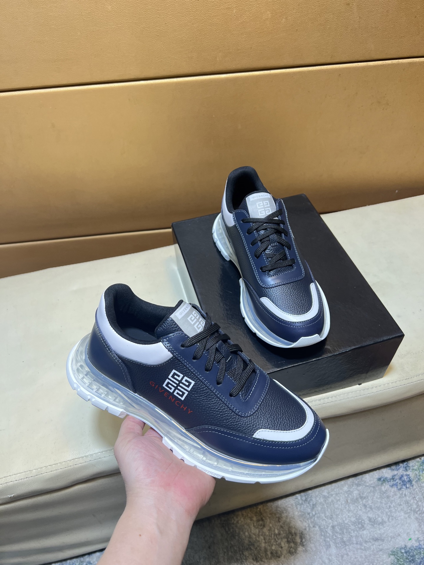 NO:744686,pG I V E N C H Y Givenchy's new model, counter synchronization, one pair for each person, not to be missed, counter purchase version, completely 1:1 mold customization, top version, original display provides comparison, so that the big product can be 0 different from the original version (witness the actual objects and pictures) 1. Original fabric, technical fabric, glue-spinning process, 2. Lining, original cowhide lining, dry and comfortable, 3. Genuine sole, exclusive private mold air cushion outsole [Size], code number 38-44.,,givenchy,cowhide19860909pG I V E N C H Y 纪梵希新款 专柜同步 人手一双 不容错过 专柜买版 完全1:1 开模定制顶级版本 原版展示提供对比 让大货做到和原版0区别（实物和图片来见证1面料原版科技面料滴胶工艺2内里原版牛皮内里 干爽 舒适3鞋底正品独家私模气垫大底【Size】码数38-44.,,givenchy,cowhide,Men's shoes