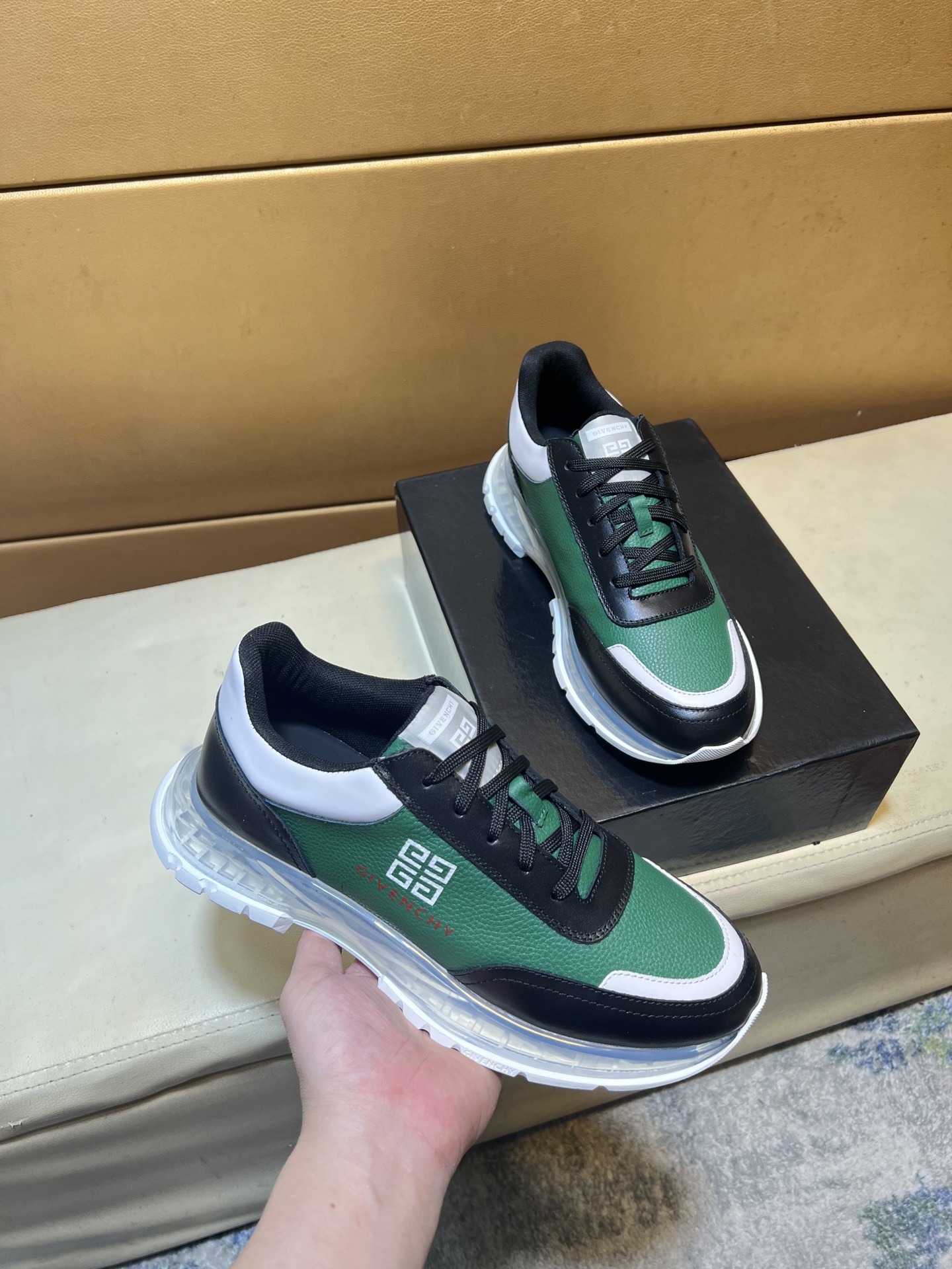 NO:532630,pG new model, counter synchronization, everyone has a pair, not to be missed, buy version of the counter, completely 1:1, custom-made top version with mold opening, original display provides comparison, let large goods be different from the original version (real objects and pictures to witness 1 fabric original technology fabric glue technology 2 inner lining original cowhide inner lining, dry and comfortable 3 soles genuine exclusive private mold air cushion sole [Size] number 38-44.,,cowhide19860909pG 新款 专柜同步 人手一双 不容错过 专柜买版 完全1:1 开模定制顶级版本 原版展示提供对比 让大货做到和原版0区别（实物和图片来见证1面料原版科技面料滴胶工艺2内里原版牛皮内里 干爽 舒适3鞋底正品独家私模气垫大底【Size】码数38-44.,,cowhide,Men's shoes