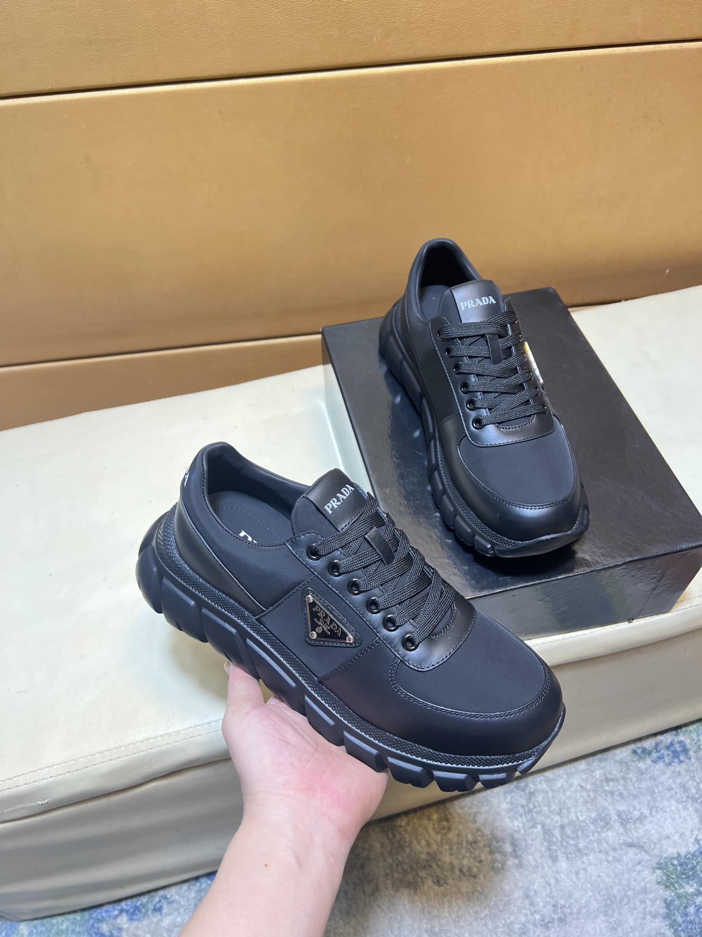 NO:533095,p《PRADA》 [Classic Original Version] Prada's top purchasing agent for men is released simultaneously, Italian imported high-quality original brand silk calfskin·Shoe height Zhoubo brand logo·Brand high mercerized canvas cloth·Shoe tongue silk printing brand logo highlighted (high-end, noble, grade)·Exquisite workmanship (imported Italian Shuiran net cloth Neri·Cowhide footbed), original sole factory special original sole, double-layer movable molding transparent air cushion bottom·Environmental, wear-resistant, ultra-light, comfortable··The real thing is more beautiful19860909p《PRADA》【经典原单版本】普拉达顶级代购男士最新专柜同步发售,意大利进口优质原版品牌丝绸小牛皮·鞋身高周波品牌logo·品牌高丝光帆布布匹·鞋舌丝印品牌logo凸显（高端·贵气·档次）·做工考究（进口意大利水然网布内里·牛皮垫脚）,鞋底原廠特供原版底,双层活动成型透明气垫底·环保·耐磨·超轻·舒适··实物拍摄实物更漂亮 沫 码数38-44,,prada,prada,cowhide,Men's shoes