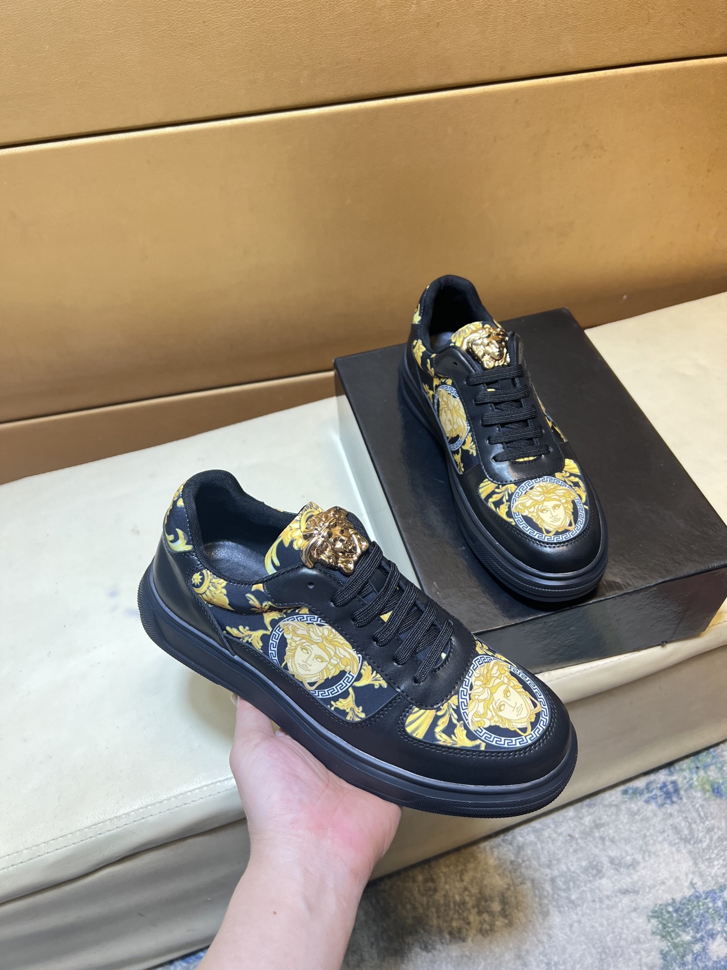 NO:533106,'Versace' top purchasing agent for men's 2025HK counter is available simultaneously. The original sole is specially supplied with original sole, the exclusive movable molding sole is super comfortable, the original product is made with orders, the details of the sheep determine the quality, we only make shoes with care, and you can enter and exit the counter at will. Welcome to compare the wan number 38-44, versace19860909p《范思哲》顶级代购男士2025HK专柜同步发售.鞋底原厂特供原版底,独家活动成型底超级舒适,原厂跟单货搭配制作,羊里细节决定品质、我们只为用心做好鞋,可随意进出专柜,欢迎对比 wan码数38-44,,versace,Men's shoes