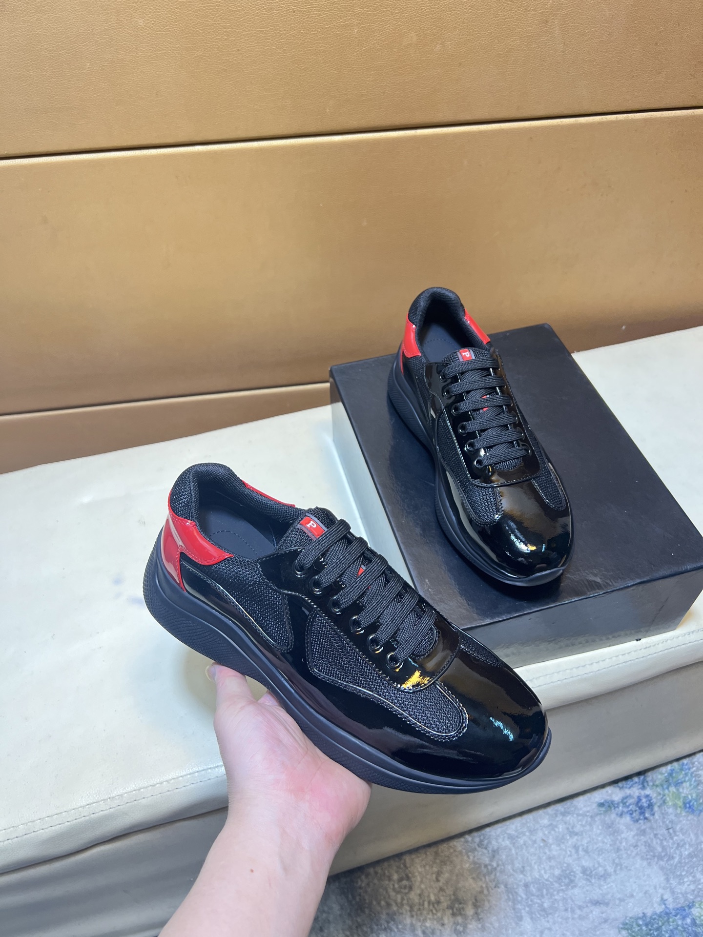 NO:555640,p High-quality Niuli (PRADA), the latest men's shoes official website for purchasing in Hong Kong, has launched 11 copies. The Hong Kong counters are synchronized and the catwalks are on the same stage. They are all made of silk calfskin imported breathable fabrics with cowhide lining and vacuum air cushion outsole. The original version is 1:1 non-slip and wear-resistant. It is comfortable on the feet, has attractive styles and fine workmanship. It is equipped with a simple and neat shoe last, which shows the courage and toughness of men.  Code number 38 to 448 color selection, prada, prada, cowhide19860909p高品质牛里（PRADA普拉达）香港代购男鞋官网最新款上市了11复制,香港专柜同步,走秀同台；全部采用丝绸小牛皮进口透气面料配牛皮内里、真空气垫大底原版1:1防滑耐磨；着脚舒适、款式耐看,做工精细,配以简洁利落的鞋楦,彰显男人的果敢和硬朗, 码数38一448色选,,prada,prada,cowhide,Men's shoes