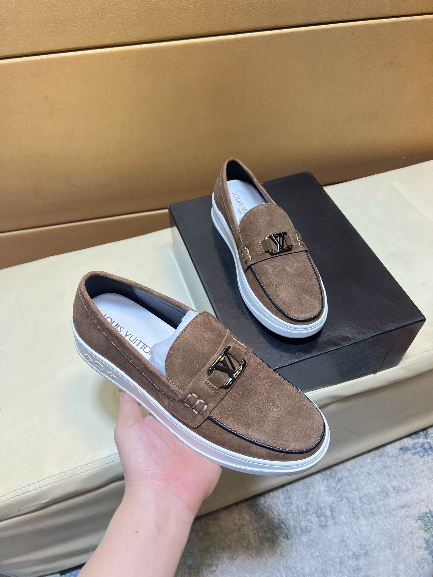 NO:555646,p【Louis Vuitton】Hong Kong original quality beanie shoes. Exquisite craftsmanship. High-end boutique men's casual style. Lazy-fitting Loafers. This fabric is made of imported top-grade Italian original genuine leather. The lining is more high-end. The original non-slip and wear-resistant rubber outsole is the only choice for driving. The only choice for leather shoes is size 38-44. Louis Vuitton, loafers19860909p【路易威登】香港原单品质豆豆鞋.精湛工艺 高端精品男士休闲款 懒人套脚乐福款 此款面料采用进口顶级意大利原版真皮牛里 里更为高档 原版防滑耐磨橡胶大底驾车唯一选择皮鞋码数38-44码,,louis vuitton,loafers,Men's shoes