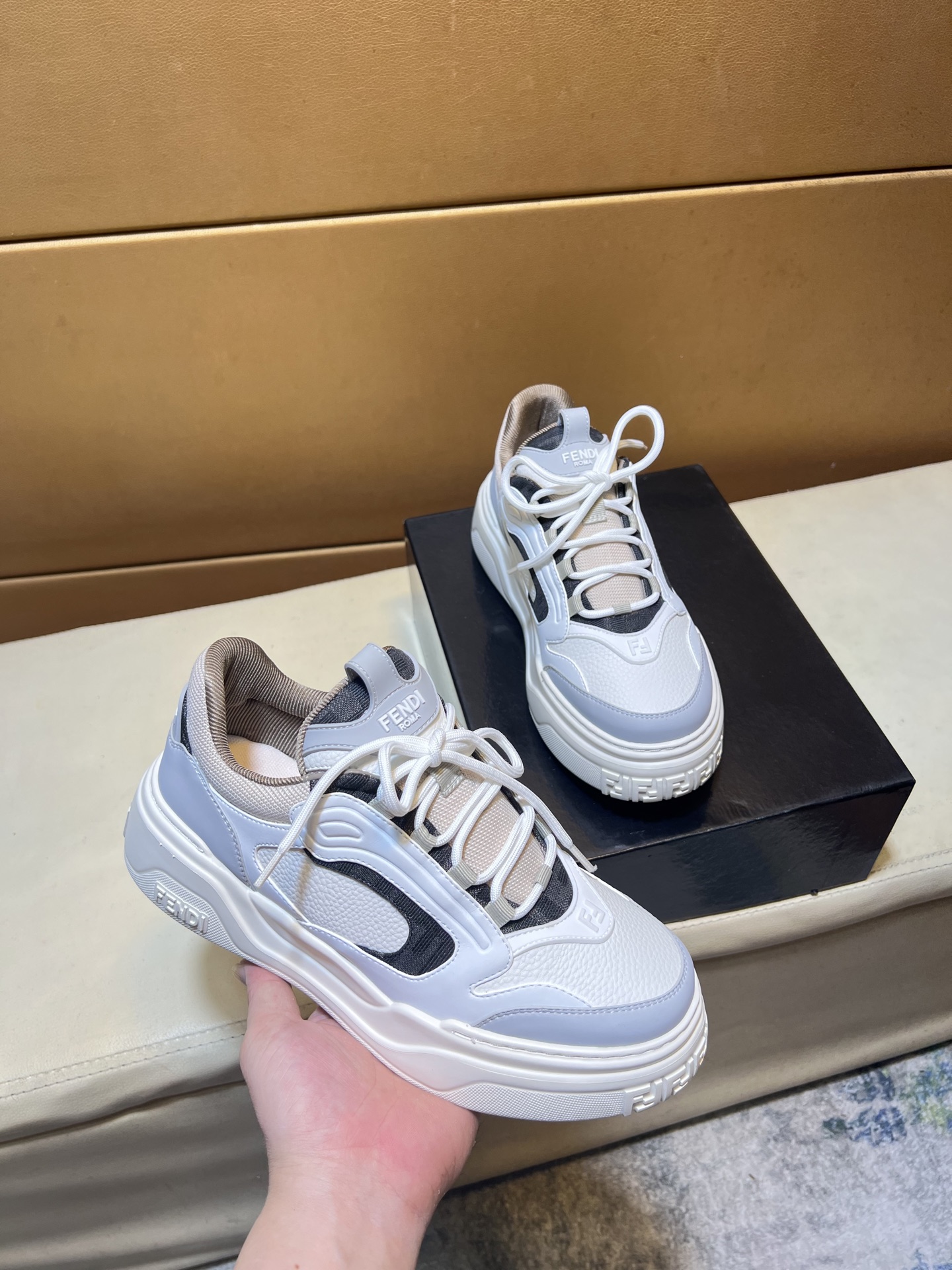 NO:639654,pOfficial website synchronization, exclusive first launch of Fendi unique modern style sports shoes. Casual shoes purchased at counters. Original breathable fly-woven mesh surface imported from Italy (refuses to discolor and grind feet) soles are specially provided by the original factory. Super cool. French lazy style design. Original quality. Super comfortable, wear-resistant and anti-slip original sole. Just like the real thing when photographed. Perfect for outdoor and driving. High-quality sneakers, men's shoe size 38-44, fendi, sneakers19860909p官网同步,独家首发 芬迪 独特现代风运动鞋.专柜代购休闲鞋 意大利进口原版透气飞织网面（拒绝脱色磨脚）鞋底原厂特供原版底,超酷 法国懒人风格设计 原单品质 超舒服耐磨防滑原版底 .就好像实物拍摄实物更赞 适合户外,驾车完美高品质板鞋,男鞋码数38-44,,fendi,sneakers,Men's shoes