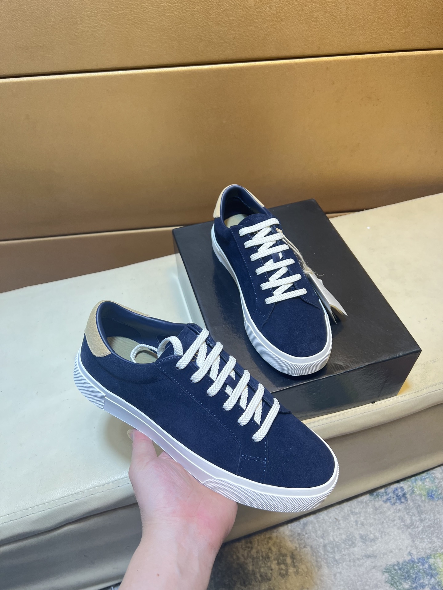 NO:557266,pBC new product Brunello Cucinell* low-top sneakers. Classic yarn inspires the sophistication and sporty taste of this sneaker. The high-mercerized cow suede upper is extremely light and elastic, showing a tight appearance on both sides of the shoe, which is comfortable and breathable. The heel and insole are decorated with brand logos and heel webbing pull loops. The original open-molded lightweight foam rubber grip sole makes the shoes comfortable and flexible to wear on the feet. The standard counter size for lightweight and comfortable models is 39-44. (38  45 (customized),, brunello cucinelli, sneakers19860909pBC新品 Brunello Cucinell* 低帮运动鞋 经典纱线激发了这款运动鞋的精致与运动品味.高丝光牛反绒鞋面极致轻盈且富有弹性,鞋子两侧显示出紧致外观,舒适透气 后跟与鞋垫饰有品牌logo标志、后跟织带提环 原版开模轻质发泡橡胶抓地鞋底 令鞋子穿在脚上舒适且灵活.轻便舒适款标准专柜码数39-44.（38 45订做）,,brunello cucinelli,sneakers,Men's shoes