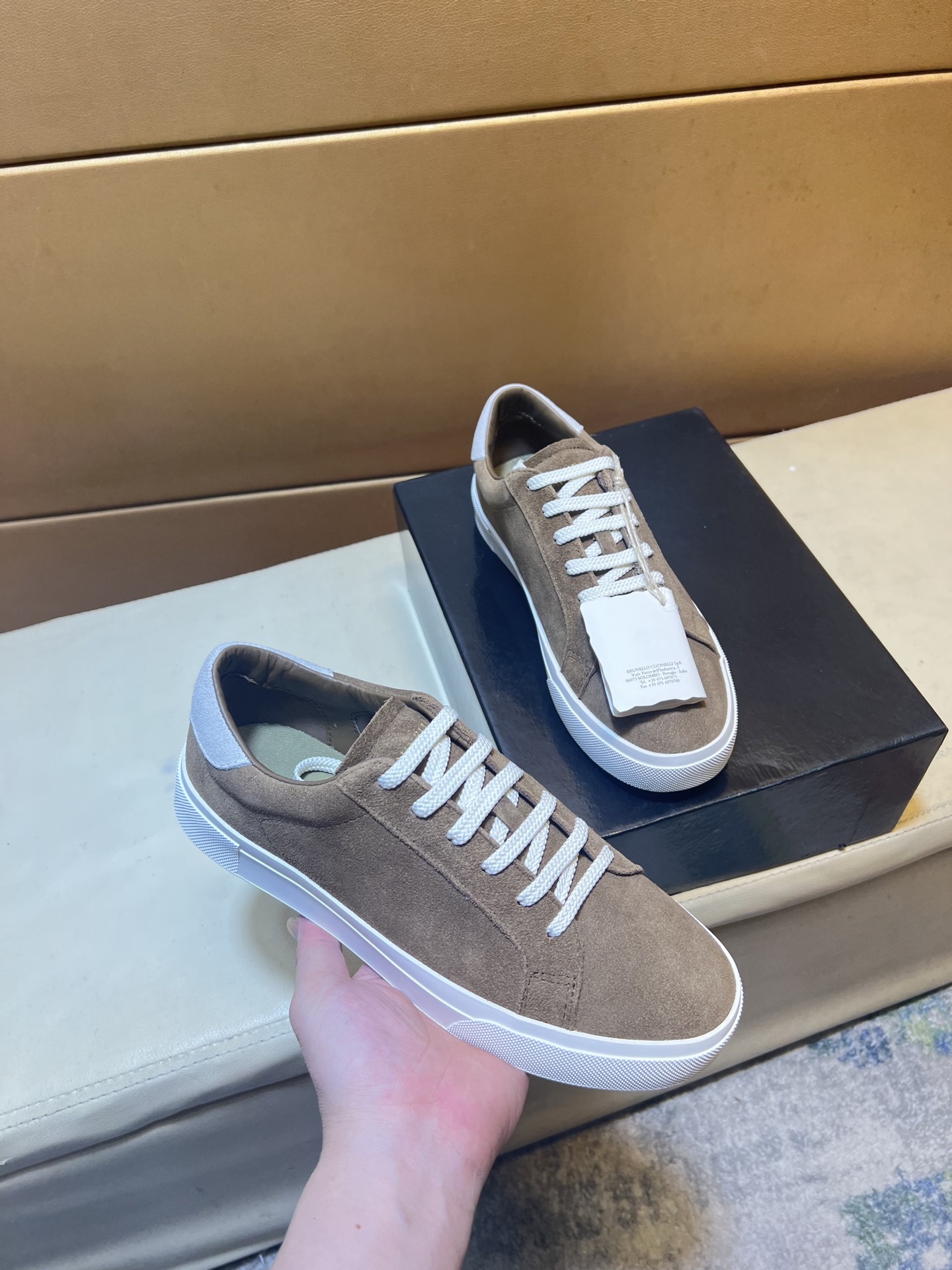 NO:557270,pBC new product Brunello Cucinell* low-top sneakers. Classic yarn inspires the sophistication and sporty taste of this sneaker. The high-mercerized cow suede upper is extremely light and elastic, showing a tight appearance on both sides of the shoe, which is comfortable and breathable. The heel and insole are decorated with brand logos and heel webbing pull loops. The original open-molded lightweight foam rubber grip sole makes the shoes comfortable and flexible to wear on the feet. The standard counter size for lightweight and comfortable models is 39-44. (38  45 (customized),, brunello cucinelli, sneakers19860909pBC新品 Brunello Cucinell* 低帮运动鞋 经典纱线激发了这款运动鞋的精致与运动品味.高丝光牛反绒鞋面极致轻盈且富有弹性,鞋子两侧显示出紧致外观,舒适透气 后跟与鞋垫饰有品牌logo标志、后跟织带提环 原版开模轻质发泡橡胶抓地鞋底 令鞋子穿在脚上舒适且灵活.轻便舒适款标准专柜码数39-44.(38 45订做),,brunello cucinelli,sneakers,Men's shoes