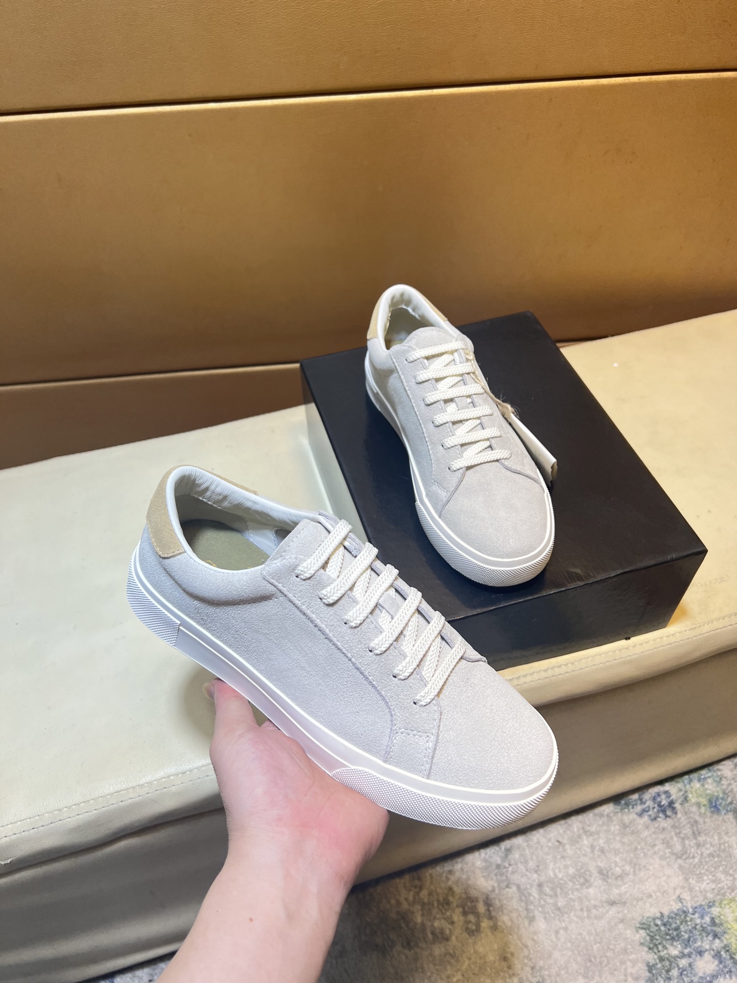 NO:557277,pBC new product Brunello Cucinell* low-top sneakers. Classic yarn inspires the sophistication and sporty taste of this sneaker. The high mercerized cow suede upper is extremely light and elastic, showing a tight appearance on both sides of the shoe, which is comfortable and breathable. The heel and insole are decorated with brand logos and heel webbing pull loops. The original open-molded lightweight foam rubber grip sole makes the shoes comfortable and flexible to wear on the feet. The standard counter size for lightweight and comfortable models is 39-44 (38  45 (customized),, brunello cucinelli, sneakers19860909pBC新品 Brunello Cucinell* 低帮运动鞋 经典纱线激发了这款运动鞋的精致与运动品味.高丝光牛反绒鞋面极致轻盈且富有弹性,鞋子两侧显示出紧致外观,舒适透气 后跟与鞋垫饰有品牌logo标志、后跟织带提环 原版开模轻质发泡橡胶抓地鞋底 令鞋子穿在脚上舒适且灵活.轻便舒适款标准专柜码数39-44(38 45订做),,brunello cucinelli,sneakers,Men's shoes