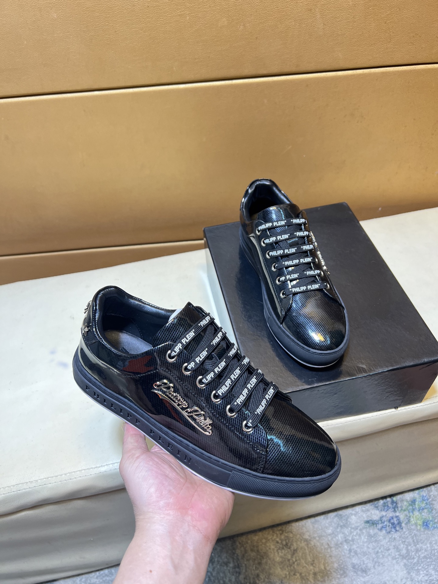 NO:783696,pPP Philip Original quality. ~ Unique modern style sports shoes. A must-have for trendy men. Original brand imported from Italy, imported original leather, sheep lining (refuses to discolor and grind feet) soles are specially provided by the original factory, French lazy style design, close to the feet, original quality, super comfortable original sole. Just like the real thing, the real thing is better, high-quality sneakers, good men's shoe size 38-44,, PHILIPP PLEIN, sneakers19860909pPP 菲利普 原单品质.～ 独特现代风运动鞋.休闲鞋潮男必备款 意大利进口原版品牌,进口原版皮,羊里（拒绝脱色磨脚）鞋底原厂特供原版底,法国懒人风格设计 贴脚 在贴原单品质 超舒服原版底 .就好像实物拍摄实物更赞 ,高品质板鞋,佳 男鞋码数38-44,,PHILIPP PLEIN,sneakers,Men's shoes