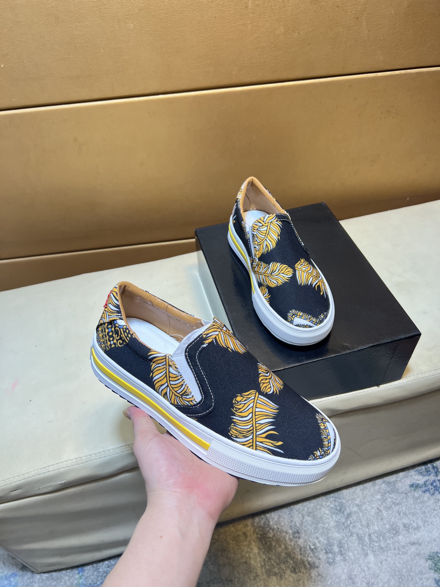 NO:557259,p D2 Quadratic, the top men's purchasing agent, is on sale at the HK counter at the same time. The soles are specially provided by the original factory, and the exclusive movable soles are super comfortable. The original factory follows the order, and the high-quality multi-color splicing design is exquisite and delicate in workmanship. The unique camouflage design, the details in the sheep's lining determine the quality. We only make shoes with care. You can enter and exit the counter at will. Welcome to compare. Size 38-46.19860909p D2二次方 顶级代购男士HK专柜同步发售.鞋底原厂特供原版底,独家活动底超级舒适,原厂跟单货,高品质多色拼接设计做工精致细腻,独一无二迷彩设计,羊里细节决定品质、我们只为用心做好鞋,可随意进出专柜,欢迎对比 码数38-46,,Men's shoes