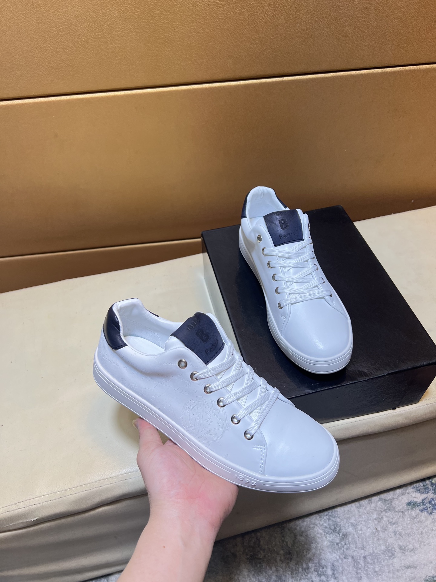 NO:557263,p 'Bruti' top purchasing men's 2025HK counters are on sale simultaneously. The original soles are specially provided by the original factory, and the exclusive movable soles are super comfortable. The original factory follows the order, and the high-quality multi-color splicing design is exquisite and unique. The details in the silk fabric and cowhide determine the quality. We only make shoes with care. You can go in and out of the counter at will. Welcome to compare. Code number 38-46,,cowhide19860909p《布鲁提》顶级代购男士2025HK专柜同步发售.鞋底原厂特供原版底,独家活动底超级舒适,原厂跟单货,高品质多色拼接设计做工精致细腻,独一无二, 丝绸面料,牛皮里细节决定品质、我们只为用心做好鞋,可随意进出专柜,欢迎对比 码数38-46,,cowhide,Men's shoes