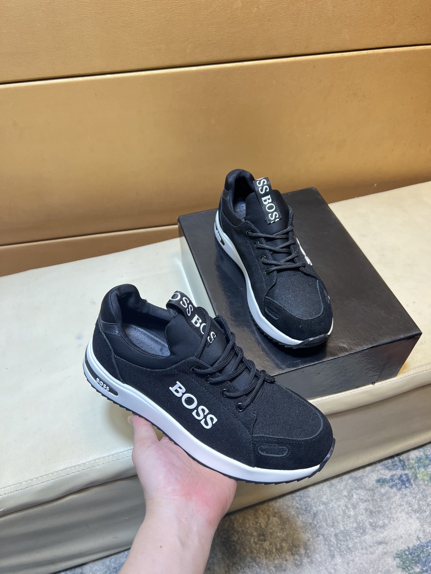 NO:557847,p Boss original order quality. ~ Unique modern style sports shoes. A must-have for trendy men's casual shoes. Original brand imported from Italy, imported original leather, sheep lining (refuse to discolor and grind feet) soles are specially provided by the original factory, French lazy style design, close to the feet, original order quality, super comfortable original sole. It's like taking a real-life photo of the real thing, high-quality sneakers, men's shoe size 38-44, sneakers19860909p Boss 原单品质.～ 独特现代风运动鞋.休闲鞋潮男必备款 意大利进口原版品牌,进口原版皮,羊里（拒绝脱色磨脚）鞋底原厂特供原版底,法国懒人风格设计 贴脚 在贴原单品质 超舒服原版底 .就好像实物拍摄实物更赞 ,高品质板鞋,天 男鞋码数38-44,,sneakers,Men's shoes