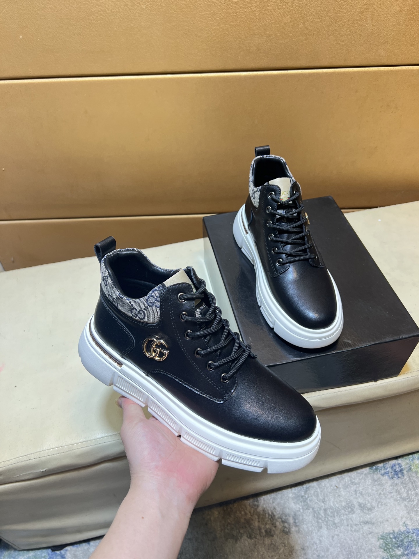 NO:557853,p Gucci Gucci original quality. ~ Unique modern style sports shoes. A must-have for trendy men's casual shoes. Original brand imported from Italy, imported original leather, sheep lining (refuse to discolor and grind feet) soles are specially provided by the original factory, French lazy style design, close to the foot, original quality super comfortable original sole. Just like the real thing is photographed, the real thing is better, high-quality sneakers, Swiss men's shoe size 38-44, gucci, sneakers19860909p Gucci古奇原单品质.～ 独特现代风运动鞋.休闲鞋潮男必备款 意大利进口原版品牌,进口原版皮,羊里（拒绝脱色磨脚）鞋底原厂特供原版底,法国懒人风格设计 贴脚 在贴原单品质 超舒服原版底 .就好像实物拍摄实物更赞 ,高品质板鞋,瑞 男鞋码数38-44,,gucci,sneakers,Men's shoes