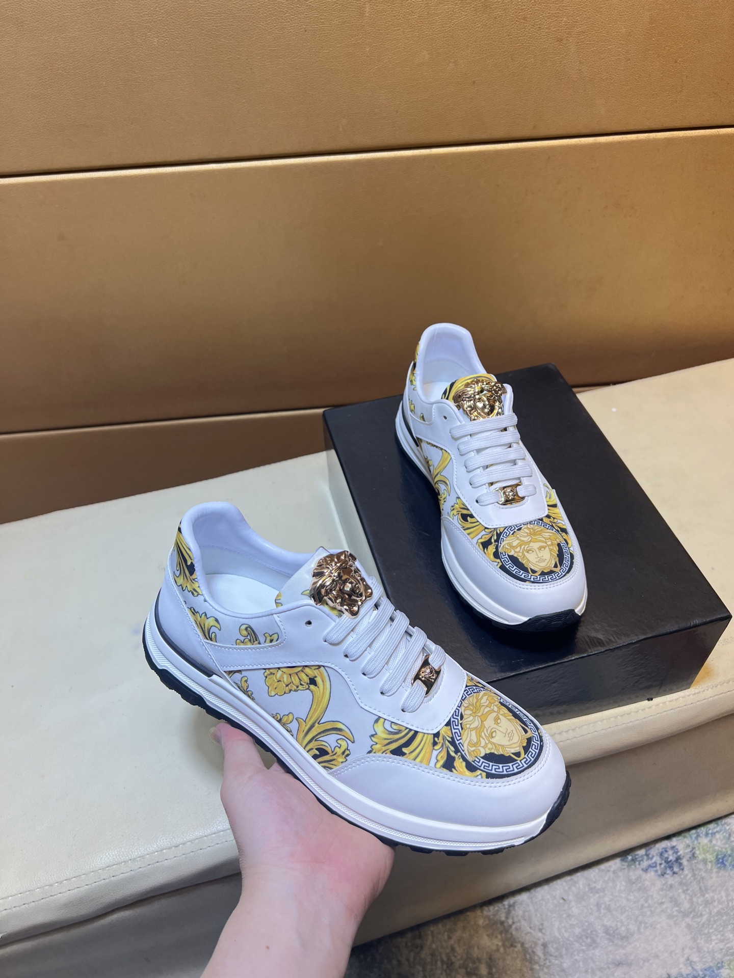 NO:557858,p【VERSACE】Original quality. ~ Unique modern style sports shoes. A must-have for fashionable men's casual shoes. Original brand imported from Italy, imported original leather, sheep's lining (refuses to discolor and grind feet) soles are specially provided by the original factory, French lazy style design, close to the feet, original quality, super comfortable original sole. It's like taking the real thing, the real thing is better, high-quality sneakers, Swiss men's shoe size 38-44 (45  46 can be customized),,versace,versace,sneakers19860909p【 VERSACE 范思哲】原单品质.～ 独特现代风运动鞋.休闲鞋潮男必备款 意大利进口原版品牌,进口原版皮,羊里（拒绝脱色磨脚）鞋底原厂特供原版底,法国懒人风格设计 贴脚 在贴原单品质 超舒服原版底 .就好像实物拍摄实物更赞 ,高品质板鞋,瑞 男鞋码数38-44(45 46可订做）,,versace,versace,sneakers,Men's shoes