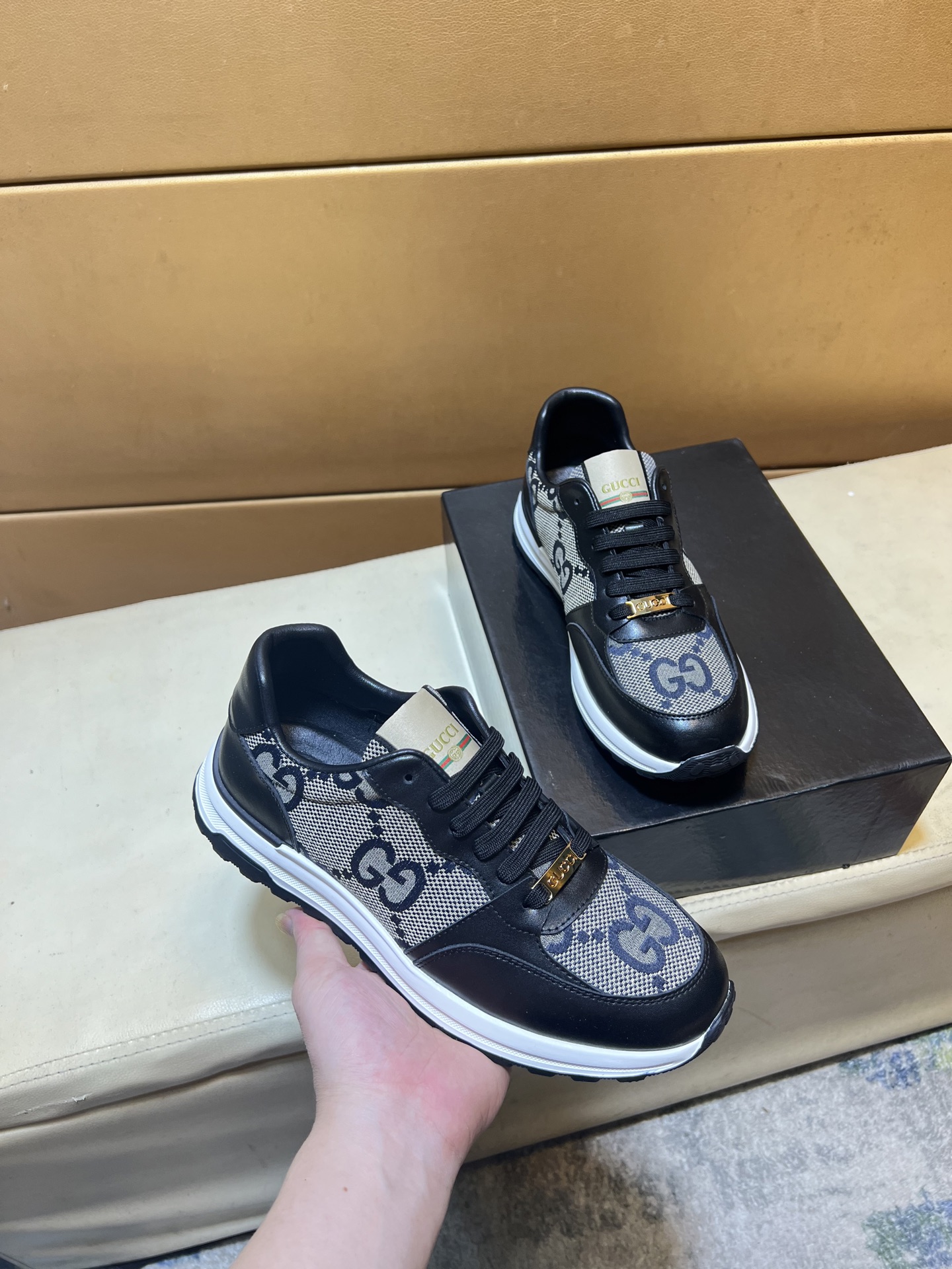 NO:557863,p Gucci original quality. ~ Unique modern style sports shoes. A must-have for trendy men. Original brand imported from Italy, imported original leather, sheep lining (refuse to discolor and grind feet) soles are specially made by the original factory, French lazy style design, close to the feet, original quality super comfortable original sole. Just like the real thing, the real thing is better, high-quality sneakers, Swiss men's shoe size 38-44, gucci, sneakers19860909p古奇GUcci 原单品质.～ 独特现代风运动鞋.休闲鞋潮男必备款 意大利进口原版品牌,进口原版皮,羊里（拒绝脱色磨脚）鞋底原厂特供原版底,法国懒人风格设计 贴脚 在贴原单品质 超舒服原版底 .就好像实物拍摄实物更赞 ,高品质板鞋,瑞 男鞋码数38-44,,gucci,sneakers,Men's shoes