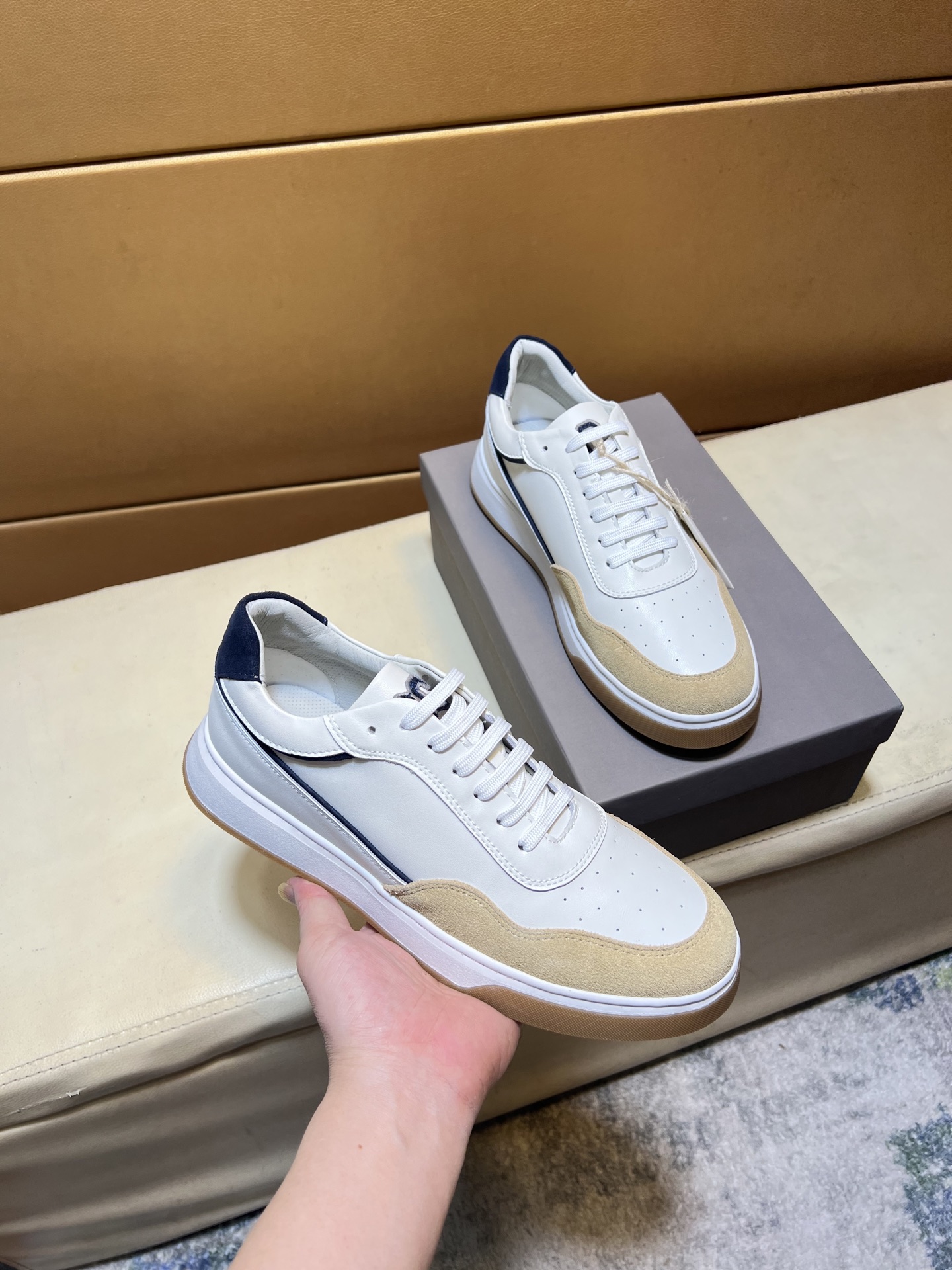 NO:557871,pBC new product Brunello Cucinell* low-top sneakers. Classic yarn inspires the sophistication and sporty taste of this sneaker. The high mercerized cow suede upper is extremely light and elastic, showing a tight appearance on both sides of the shoe, which is comfortable and breathable. The heel and insole are decorated with brand logos and heel webbing pull loops. The original open-molded lightweight foam rubber grip sole makes the shoes comfortable and flexible to wear on the feet. The standard counter size for lightweight and comfortable models is 39-44 (38  45 (customized),, brunello cucinelli, sneakers19860909pBC新品 Brunello Cucinell* 低帮运动鞋 经典纱线激发了这款运动鞋的精致与运动品味.高丝光牛反绒鞋面极致轻盈且富有弹性,鞋子两侧显示出紧致外观,舒适透气 后跟与鞋垫饰有品牌logo标志、后跟织带提环 原版开模轻质发泡橡胶抓地鞋底 令鞋子穿在脚上舒适且灵活.轻便舒适款标准专柜码数39-44(38 45订做),,brunello cucinelli,sneakers,Men's shoes