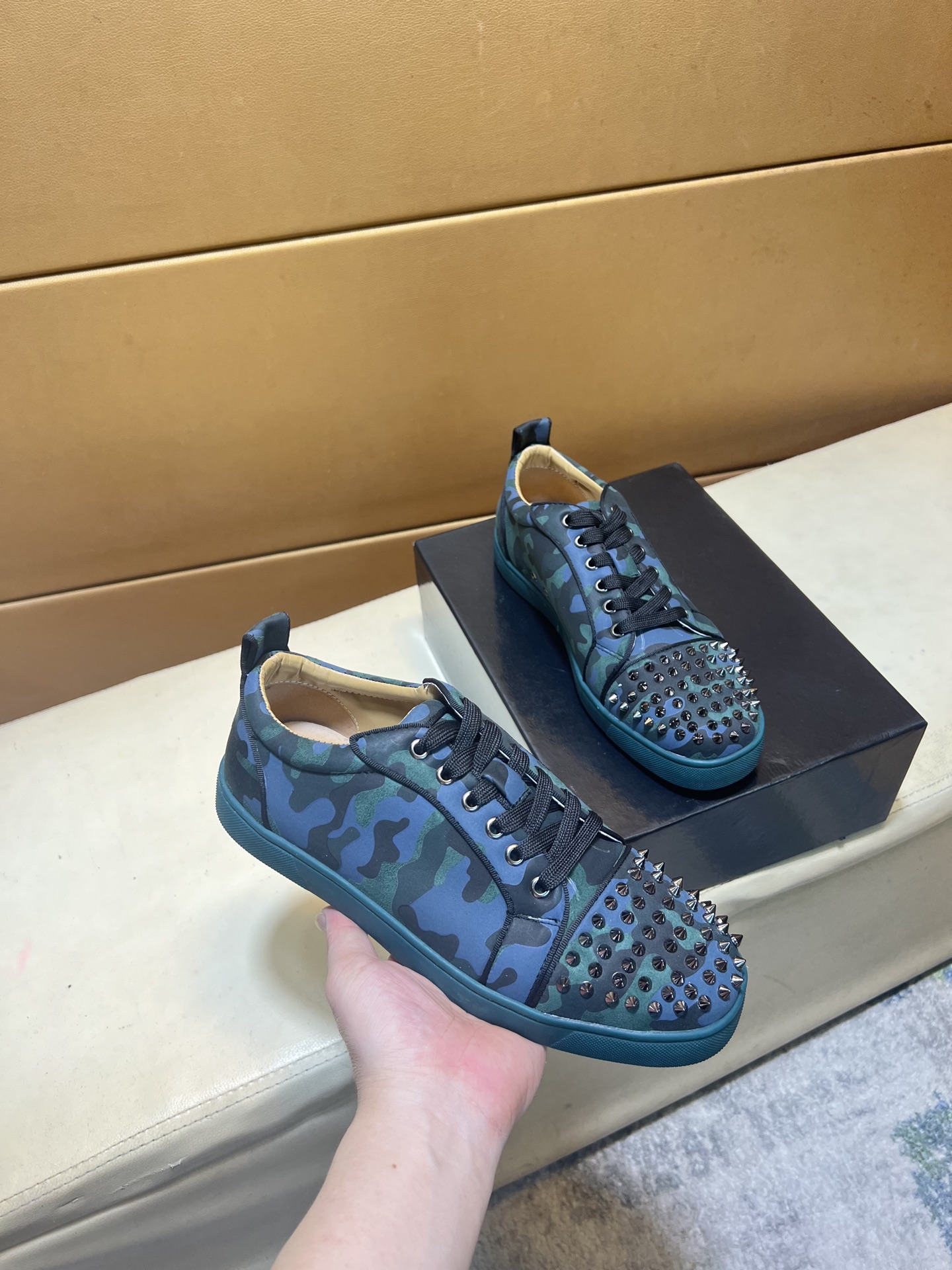 NO:690084,p 'CL~' is on sale at the same time at the top men's HK counters. The soles are specially provided by the original factory, the original leather pig lining, the exclusive movable molded sole is super comfortable, the original factory follows the order, the high-quality design is exquisite and delicate, and the unique red sole is made. Details determine the quality. We only make shoes with care. You can go in and out of the counter at will. Welcome to compare the code numbers 38-44.19860909p 《CL～》顶级代购男士HK专柜同步发售.鞋底原厂特供原版底,原版皮 猪里 独家活动成型底超级舒适,原厂跟单货,高品质设计做工精致细腻,独一无二红鞋底制作 细节决定品质、我们只为用心做好鞋,可随意进出专柜,欢迎对比码数38-44,,Men's shoes