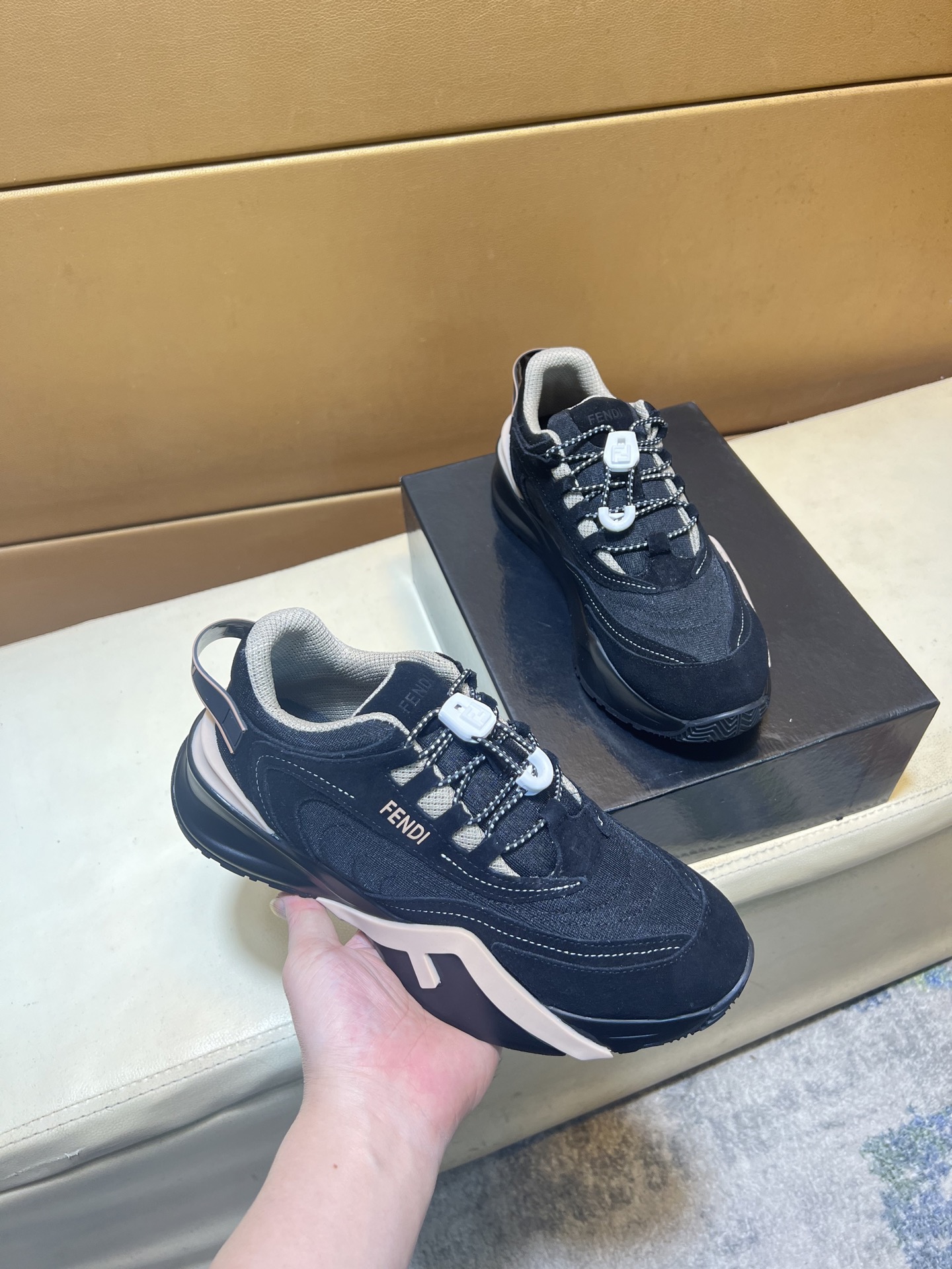 NO:639650,pOfficial website synchronization, exclusive first launch of Fendi unique modern style sports shoes. Casual shoes purchased at counters. Original breathable fly-woven mesh surface imported from Italy (refuses to discolor and grind feet) soles are specially provided by the original factory. Super cool. French lazy style design. Original quality. Super comfortable, wear-resistant and anti-slip original sole. Just like the real thing when photographed. Perfect for outdoor and driving. High-quality sneakers, men's shoe size 38-44, fendi, sneakers19860909p官网同步,独家首发 芬迪 独特现代风运动鞋.专柜代购休闲鞋 意大利进口原版透气飞织网面（拒绝脱色磨脚）鞋底原厂特供原版底,超酷 法国懒人风格设计 原单品质 超舒服耐磨防滑原版底 .就好像实物拍摄实物更赞 适合户外,驾车完美高品质板鞋,男鞋码数38-44,,fendi,sneakers,Men's shoes