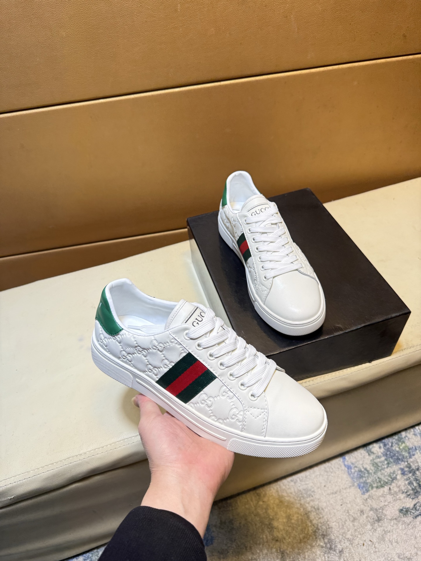 NO:639656,p original quality exclusive Gucci unique modern style sports shoes. Casual Loaf original leather pig lining (refuses to discolor and grind the feet) soles are specially provided by the original factory. Super cool. Lace-up design with windy style when walking. Super comfortable, wear-resistant and non-slip original sole. Just like the real thing. The real thing is better. Suitable for outdoor and driving. Perfect high-quality sneakers, men's shoe size 38-44, gucci, loafers, sneakers19860909p原单品质独家首发 古奇Gucci 独特现代风运动鞋.休闲乐福原版皮 猪里（拒绝脱色磨脚）鞋底原厂特供原版底,超酷 系带走路都带风风格设计 超舒服耐磨防滑原版底 .就好像实物拍摄实物更赞 适合户外,驾车完美高品质板鞋,男鞋码数38-44,,gucci,loafers,sneakers,Men's shoes