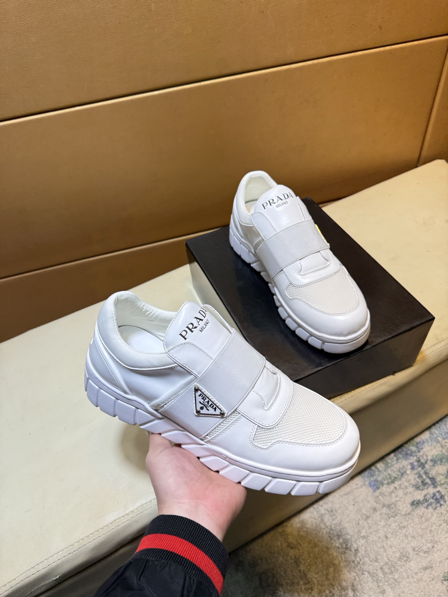 NO:639637,p 'PRADA' [Classic original version] Prada's top men's purchasing agent is on sale at the latest counter at the same time, high-quality original brand silk calfskin imported from Italy·shoes with high frequency brand logo·brand high mercerized canvas cloth·shoe tongue silk screen brand lo Go highlights (high-end, extravagance, class), exquisite workmanship (imported Italian hydro mesh lining, cowhide feet), soles specially provided by the original factory, double-layer movable molded transparent air cushion bottom, environmentally friendly, wear-resistant, ultra-light, comfortable, and more beautiful in real photos. Cantonese code number 38-44,,prada,prada,cowhide19860909p《PRADA》【经典原单版本】普拉达顶级代购男士最新专柜同步发售,意大利进口优质原版品牌丝绸小牛皮·鞋身高周波品牌logo·品牌高丝光帆布布匹·鞋舌丝印品牌logo凸显（高端·贵气·档次）·做工考究（进口意大利水然网布内里·牛皮垫脚）,鞋底原廠特供原版底,双层活动成型透明气垫底·环保·耐磨·超轻·舒适··实物拍摄实物更漂亮 粤 码数38-44,,prada,prada,cowhide,Men's shoes