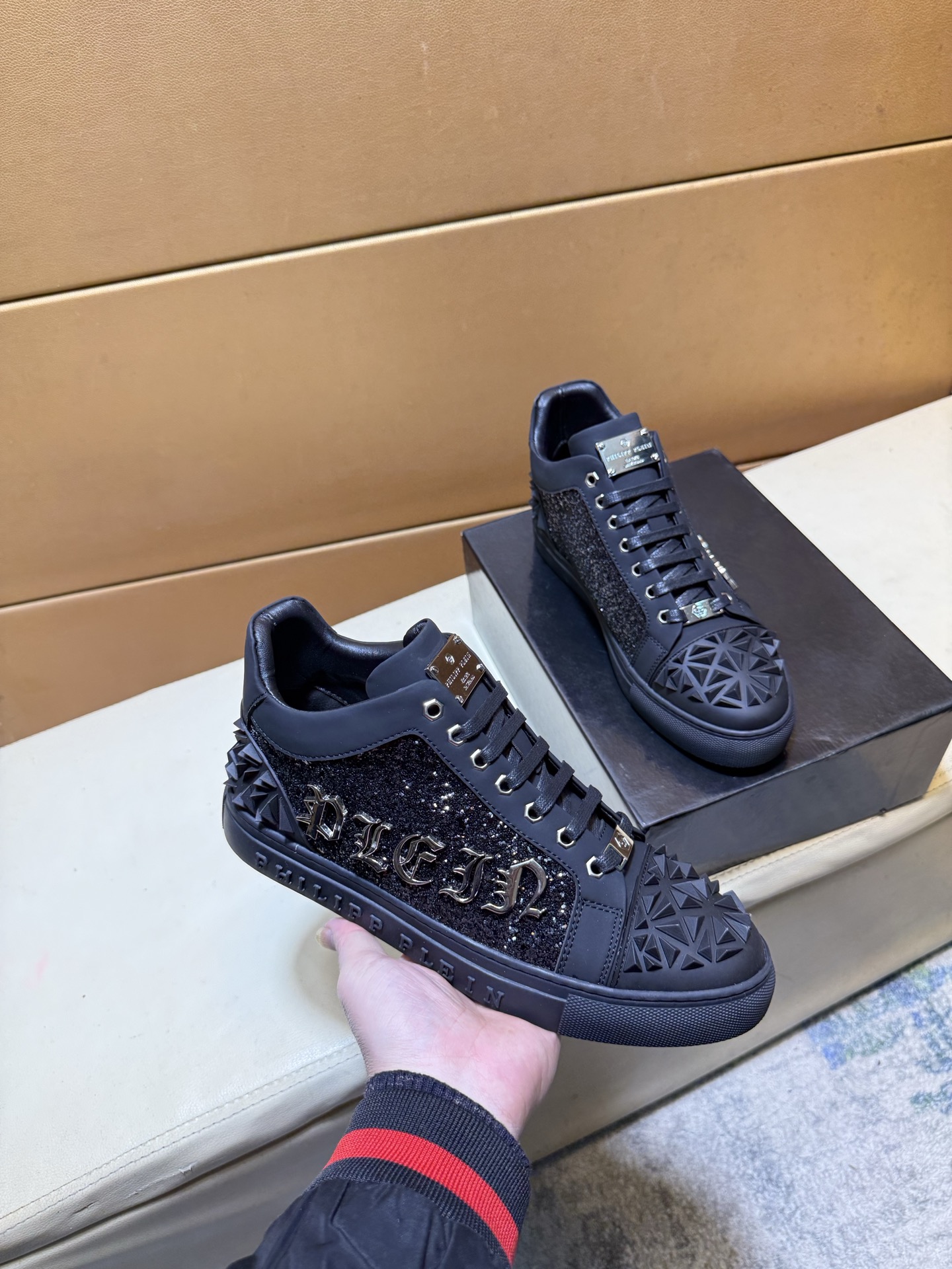 NO:639640,pPP Philip Original quality. ~ Unique modern style sports shoes. A must-have for trendy men. Original brand imported from Italy, imported original leather, sheep (refuse to decolorize and grind feet) soles are specially provided by the original factory, French lazy style design. Fits the feet. Original quality. Super comfortable original sole. Just like shooting the real thing, the real thing is better, high-quality sneakers, men's shoe size 38-44,,PHILIPP PLEIN,sneakers19860909pPP 菲利普 原单品质.～ 独特现代风运动鞋.休闲鞋潮男必备款 意大利进口原版品牌,进口原版皮,羊（拒绝脱色磨脚）鞋底原厂特供原版底,法国懒人风格设计 贴脚 在贴原单品质 超舒服原版底 .就好像实物拍摄實物更赞 ,高品质板鞋,人 男鞋码数38-44,,PHILIPP PLEIN,sneakers,Men's shoes