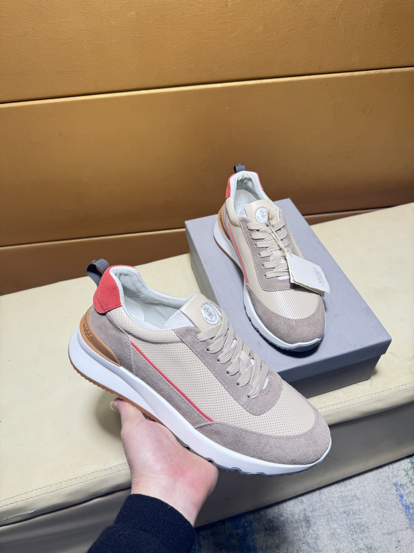 NO:744664,BC new product Brunello Cucinell* low-top sneakers Official price RMB,000 Classic yarn inspires the sophistication and sporty taste of this sneaker. The high-mercerized cow suede upper is extremely light and elastic, showing a tight appearance on both sides of the shoe, while the toe adopts the unique 'microhole' process of sports accessories to sublimate the breathability performance. The elasticity of knitted fabrics can ensure that the shoes fit better and are more comfortable to wear. The sharp material contrast highlights the sophistication. Punched cowhide foot support  Comfortable and breathable. The heel and insole are decorated with the brand logo, and the heel webbing pull-loop. The original open-molded lightweight foam rubber grip sole makes the shoes comfortable and flexible to wear on the feet. Standard counter sizes for lightweight and comfortable models are 38-44, brunello cucinelli, sneakers, cowhide19860909BC新品 Brunello Cucinell* 低帮运动鞋 官方售价RMB,000 经典纱线激发了这款运动鞋的精致与运动品味.高丝光牛反绒鞋面极致轻盈且富有弹性,鞋子两侧显示出紧致外观,而鞋头则采用运动配件独特的“微孔”工艺,升华透气性能.针织品的弹性可以确保鞋子更合脚,穿着更舒适 以鲜明的材质对比彰显精致.冲孔牛皮垫脚加持 舒适透气 后跟与鞋垫饰有品牌logo标志、后跟织带提环 原版开模轻质发泡橡胶抓地鞋底 令鞋子穿在脚上舒适且灵活.轻便舒适款标准专柜码数38-44,,brunello cucinelli,sneakers,cowhide,Men's shoes