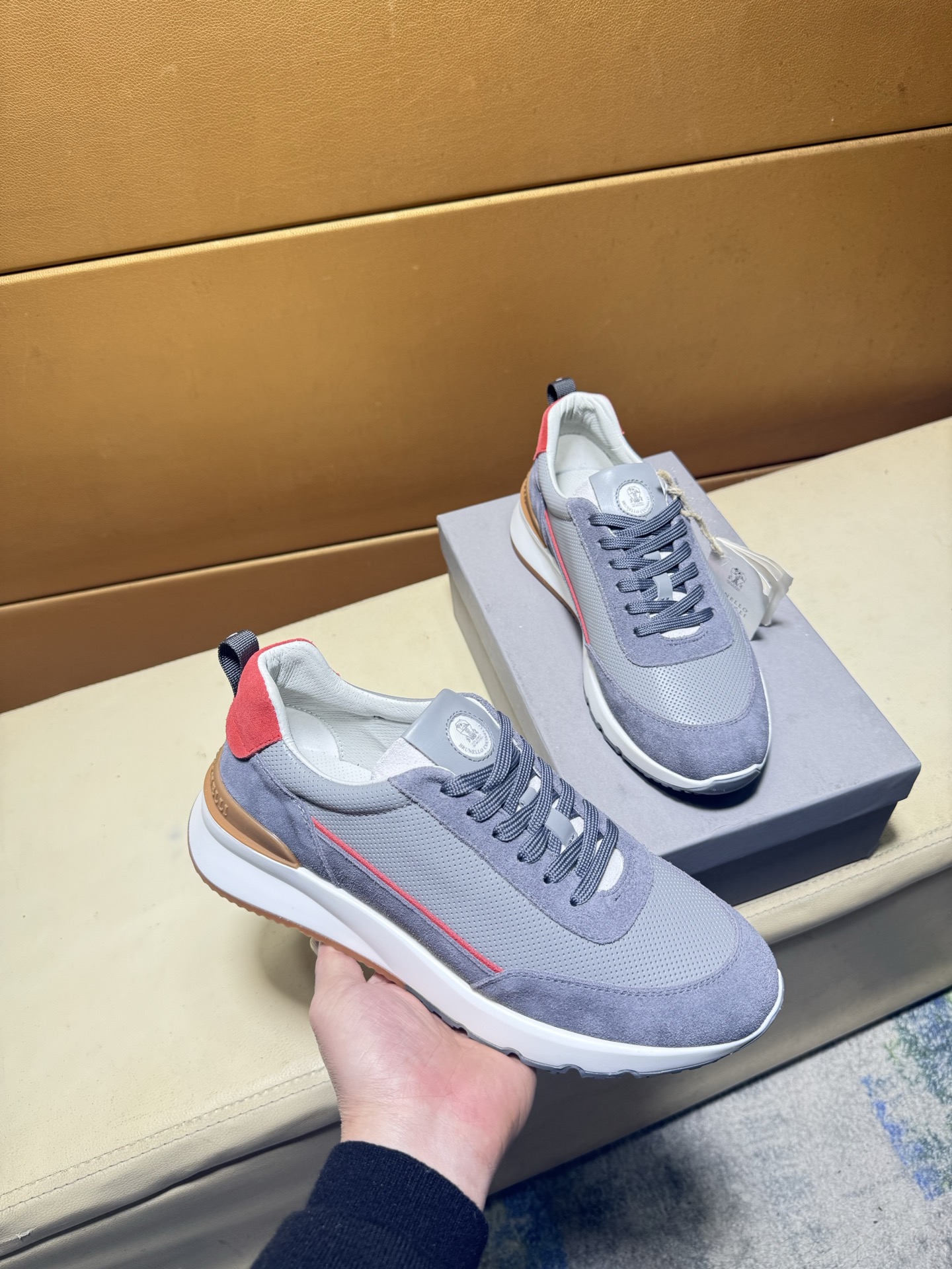 NO:744672,BC new product Brunello Cucinell* low-top sneakers Official price RMB,000 Classic yarn inspires the sophistication and sporty taste of this sneaker. The high-mercerized cow suede upper is extremely light and elastic, showing a tight appearance on both sides of the shoe, while the toe adopts the unique 'microhole' process of sports accessories to sublimate the breathability performance. The elasticity of knitted fabrics can ensure that the shoes fit better and are more comfortable to wear. The sharp material contrast highlights the sophistication. Punched cowhide foot support  Comfortable and breathable. The heel and insole are decorated with the brand logo, and the heel webbing pull-loop. The original open-molded lightweight foam rubber grip sole makes the shoes comfortable and flexible to wear on the feet. Light and comfortable style. Standard counter size 38-44, brunello cucinelli, sneakers, cowhide19860909BC新品 Brunello Cucinell* 低帮运动鞋 官方售价RMB,000 经典纱线激发了这款运动鞋的精致与运动品味.高丝光牛反绒鞋面极致轻盈且富有弹性,鞋子两侧显示出紧致外观,而鞋头则采用运动配件独特的“微孔”工艺,升华透气性能.针织品的弹性可以确保鞋子更合脚,穿着更舒适 以鲜明的材质对比彰显精致.冲孔牛皮垫脚加持 舒适透气 后跟与鞋垫饰有品牌logo标志、后跟织带提环 原版开模轻质发泡橡胶抓地鞋底 令鞋子穿在脚上舒适且灵活.轻便舒适款 标准专柜码数38-44,,brunello cucinelli,sneakers,cowhide,Men's shoes