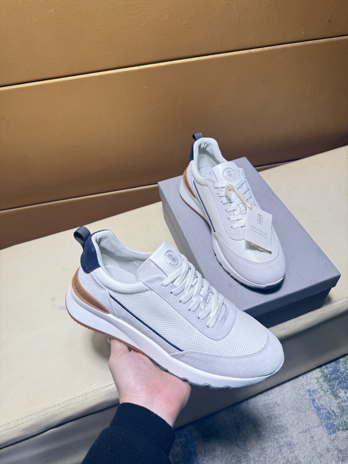 NO:744679,BC new product Brunello Cucinell* low-top sneakers Official price RMB,000 Classic yarn inspires the sophistication and sporty taste of this sneaker. The high-mercerized cow suede upper is extremely light and elastic, showing a tight appearance on both sides of the shoe, while the toe adopts the unique 'microhole' process of sports accessories to sublimate the breathability performance. The elasticity of knitted fabrics can ensure that the shoes fit better and are more comfortable to wear. The sharp material contrast highlights the sophistication. Punched cowhide foot support  Comfortable and breathable. The heel and insole are decorated with the brand logo, and the heel webbing pull-loop. The original open-molded lightweight foam rubber grip sole makes the shoes comfortable and flexible to wear on the feet. Standard counter sizes for lightweight and comfortable models are 38-44, brunello cucinelli, sneakers, cowhide19860909BC新品 Brunello Cucinell* 低帮运动鞋 官方售价RMB,000 经典纱线激发了这款运动鞋的精致与运动品味.高丝光牛反绒鞋面极致轻盈且富有弹性,鞋子两侧显示出紧致外观,而鞋头则采用运动配件独特的“微孔”工艺,升华透气性能.针织品的弹性可以确保鞋子更合脚,穿着更舒适 以鲜明的材质对比彰显精致.冲孔牛皮垫脚加持 舒适透气 后跟与鞋垫饰有品牌logo标志、后跟织带提环 原版开模轻质发泡橡胶抓地鞋底 令鞋子穿在脚上舒适且灵活.轻便舒适款标准专柜码数38-44,,brunello cucinelli,sneakers,cowhide,Men's shoes