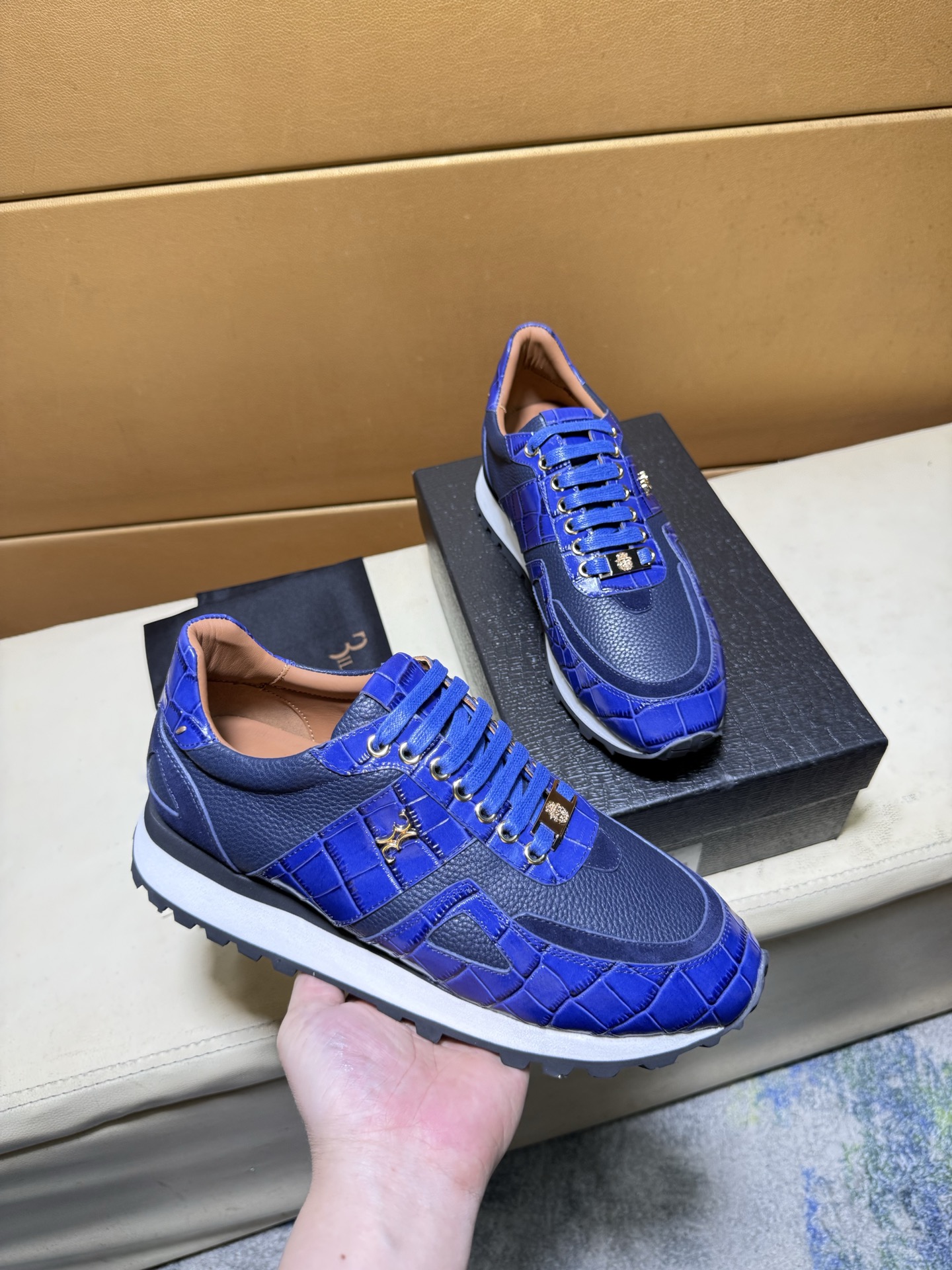NO:783736,p 'Millionaire' top purchasing men's casual shoes counter are on sale at the same time. The original soles are specially provided by the original factory, and the exclusive movable molded soles are super comfortable. The original factory is made with the single product, and the details determine the quality. We only make shoes with care. You can enter and exit the counter at will. Welcome to compare. The size is 38-44.19860909p《百万富翁》顶级代购男士休闲鞋专柜同步发售.鞋底原厂特供原版底,独家活动成型底超级舒适,原厂跟单货搭配制作,牛里细节决定品质、我们只为用心做好鞋,可随意进出专柜,欢迎对比 码数38-44,,Men's shoes