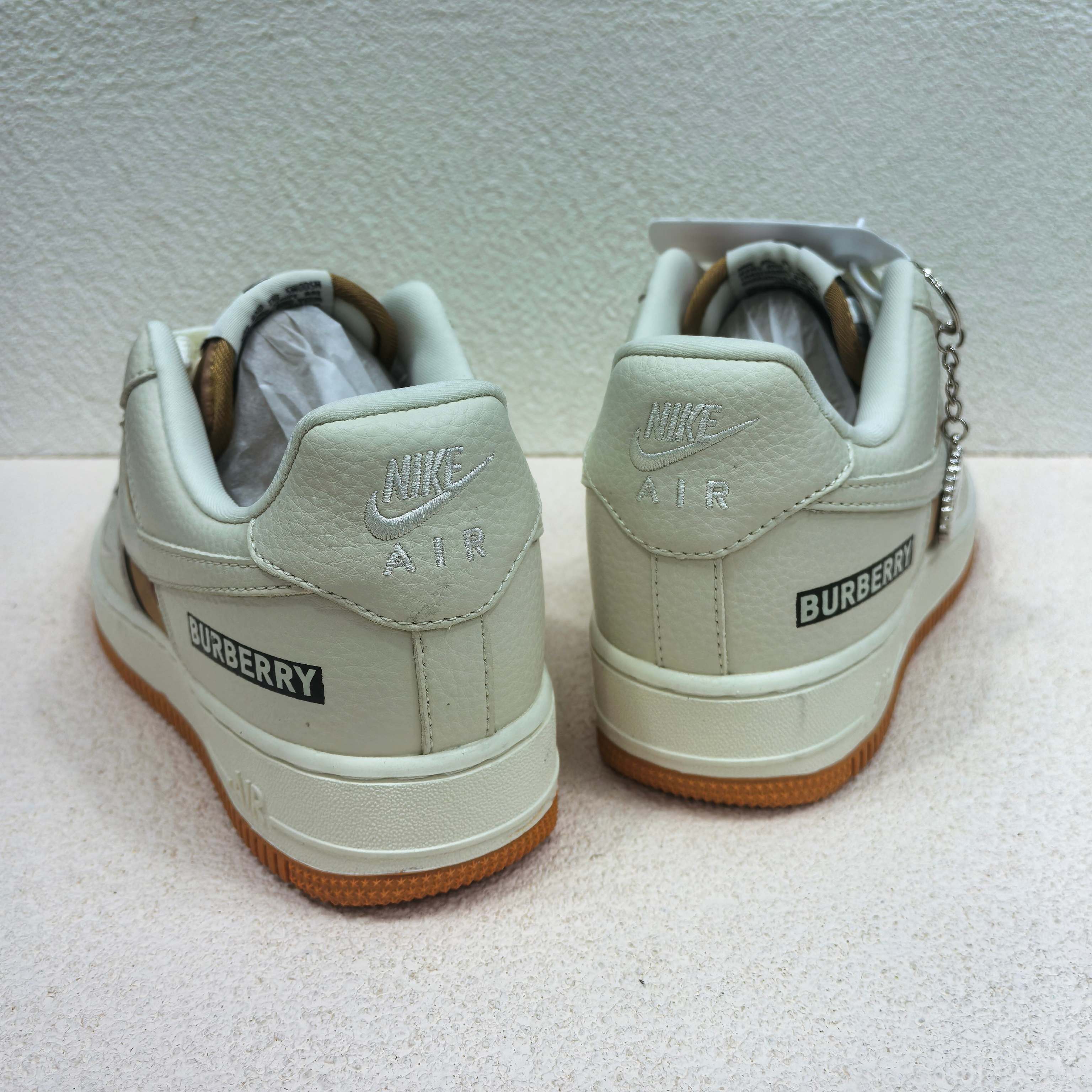 NIKE Air Force 1 '07 Low UN コラボ 金属プレート 原極紙箱 フル掌エア ローカット スニーカー