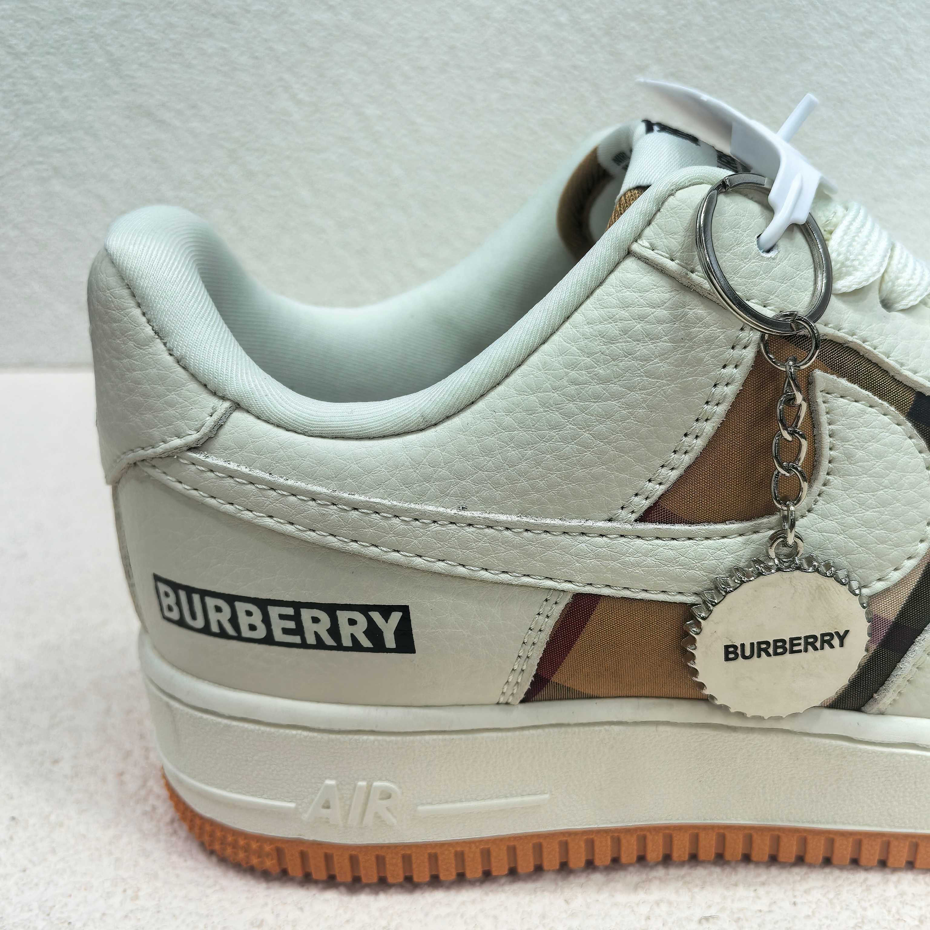 NIKE Air Force 1 '07 Low UN コラボ 金属プレート 原極紙箱 フル掌エア ローカット スニーカー