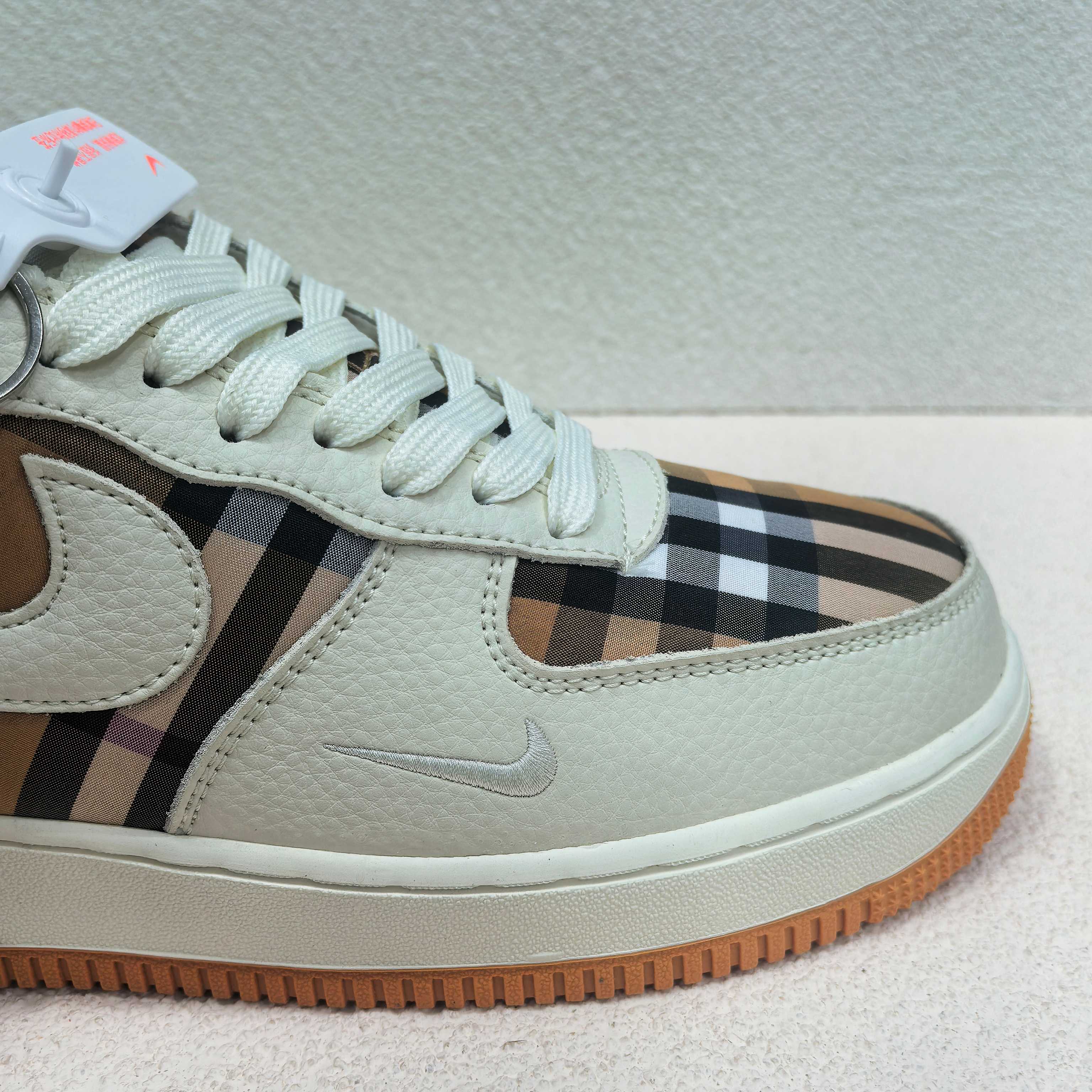 NIKE Air Force 1 '07 Low UN コラボ 金属プレート 原極紙箱 フル掌エア ローカット スニーカー