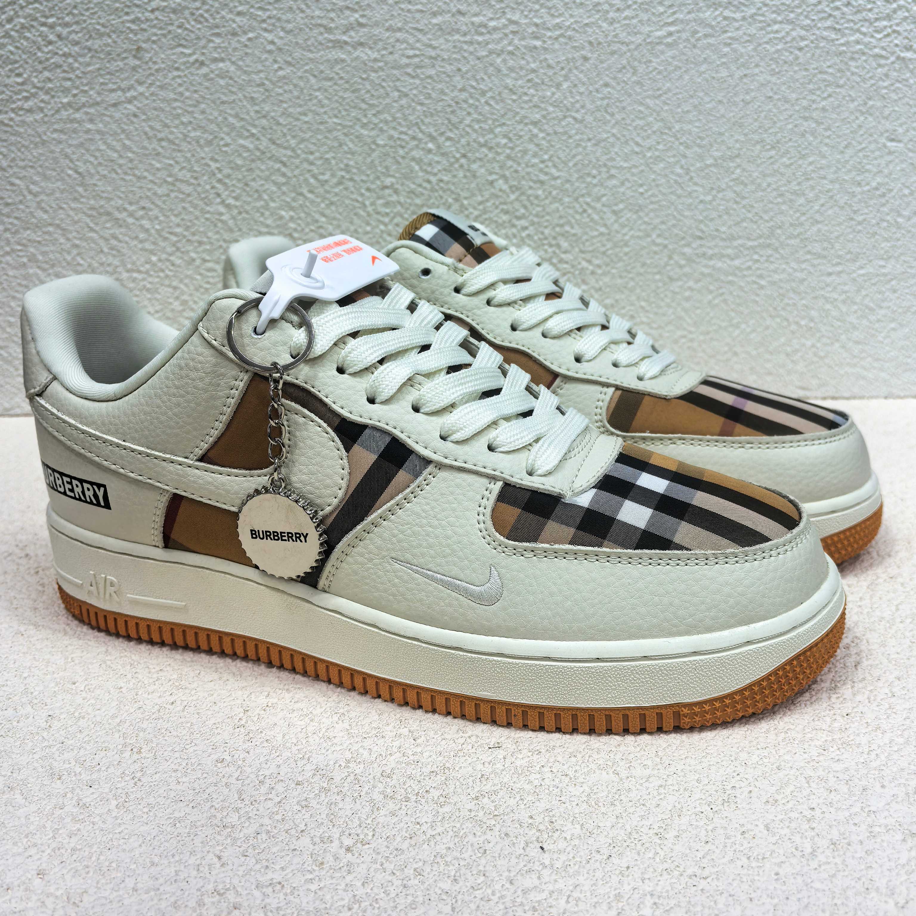 NIKE Air Force 1 '07 Low UN コラボ 金属プレート 原極紙箱 フル掌エア ローカット スニーカー