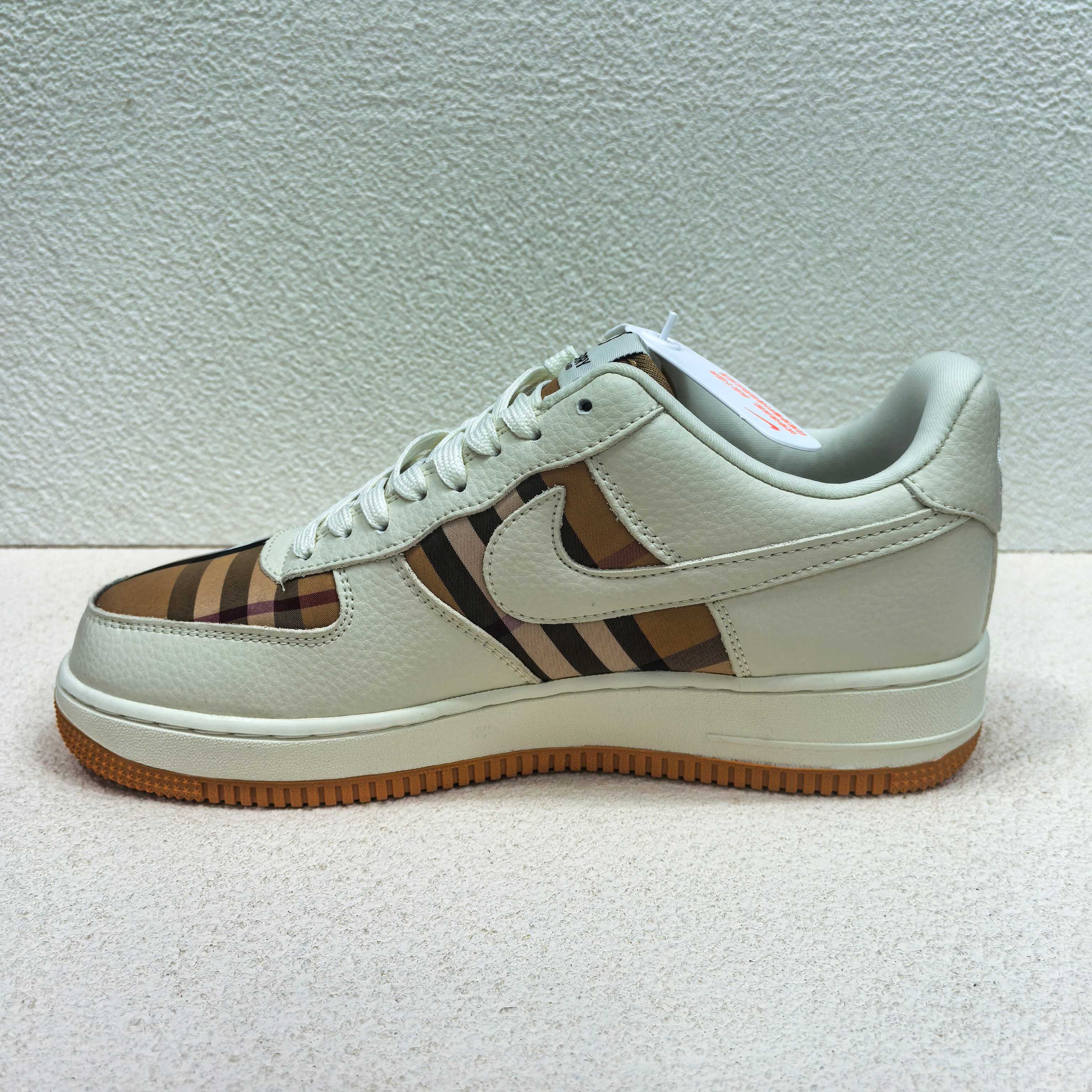 NIKE Air Force 1 '07 Low UN コラボ 金属プレート 原極紙箱 フル掌エア ローカット スニーカー