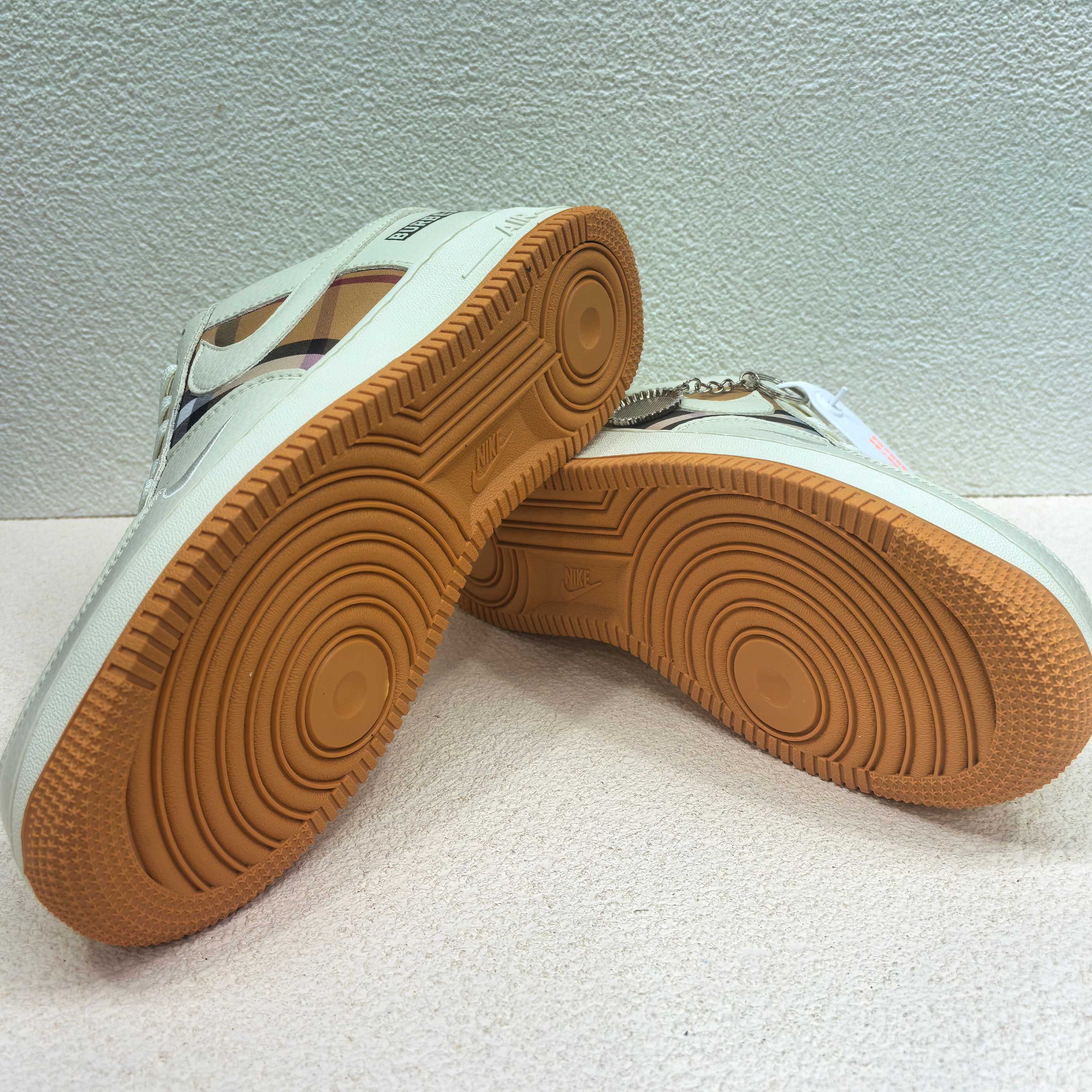 NIKE Air Force 1 '07 Low UN コラボ 金属プレート 原極紙箱 フル掌エア ローカット スニーカー