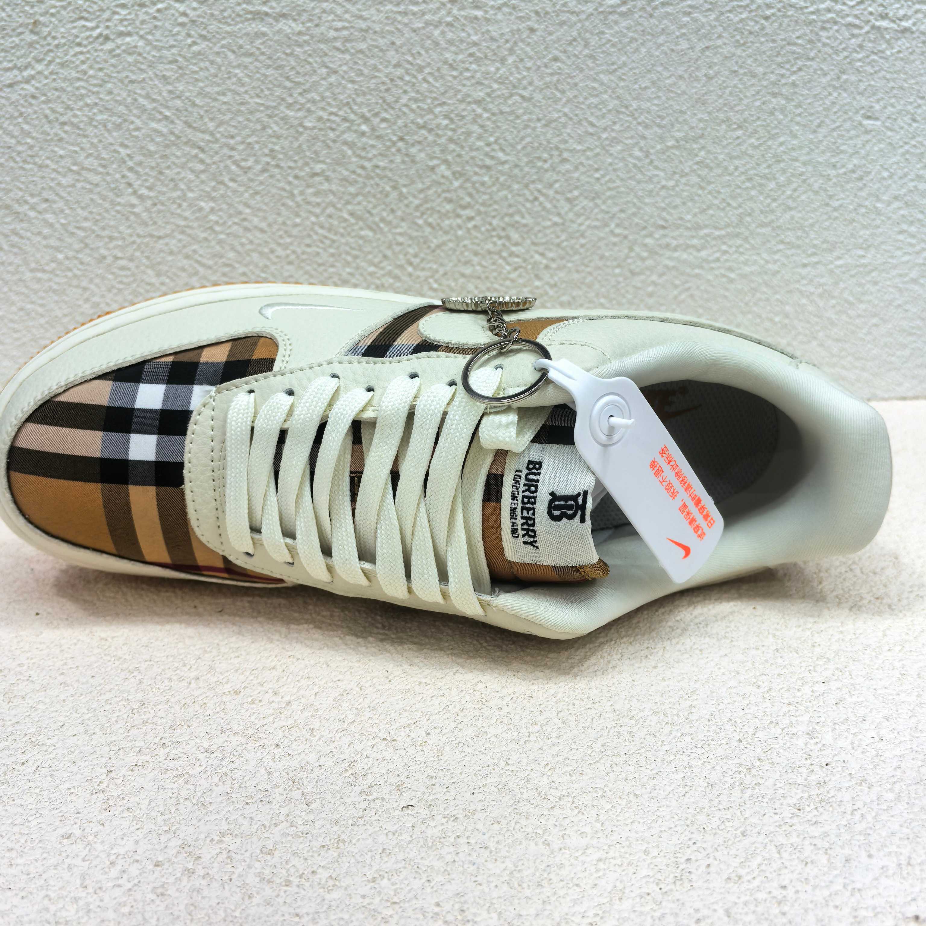 NIKE Air Force 1 '07 Low UN コラボ 金属プレート 原極紙箱 フル掌エア ローカット スニーカー