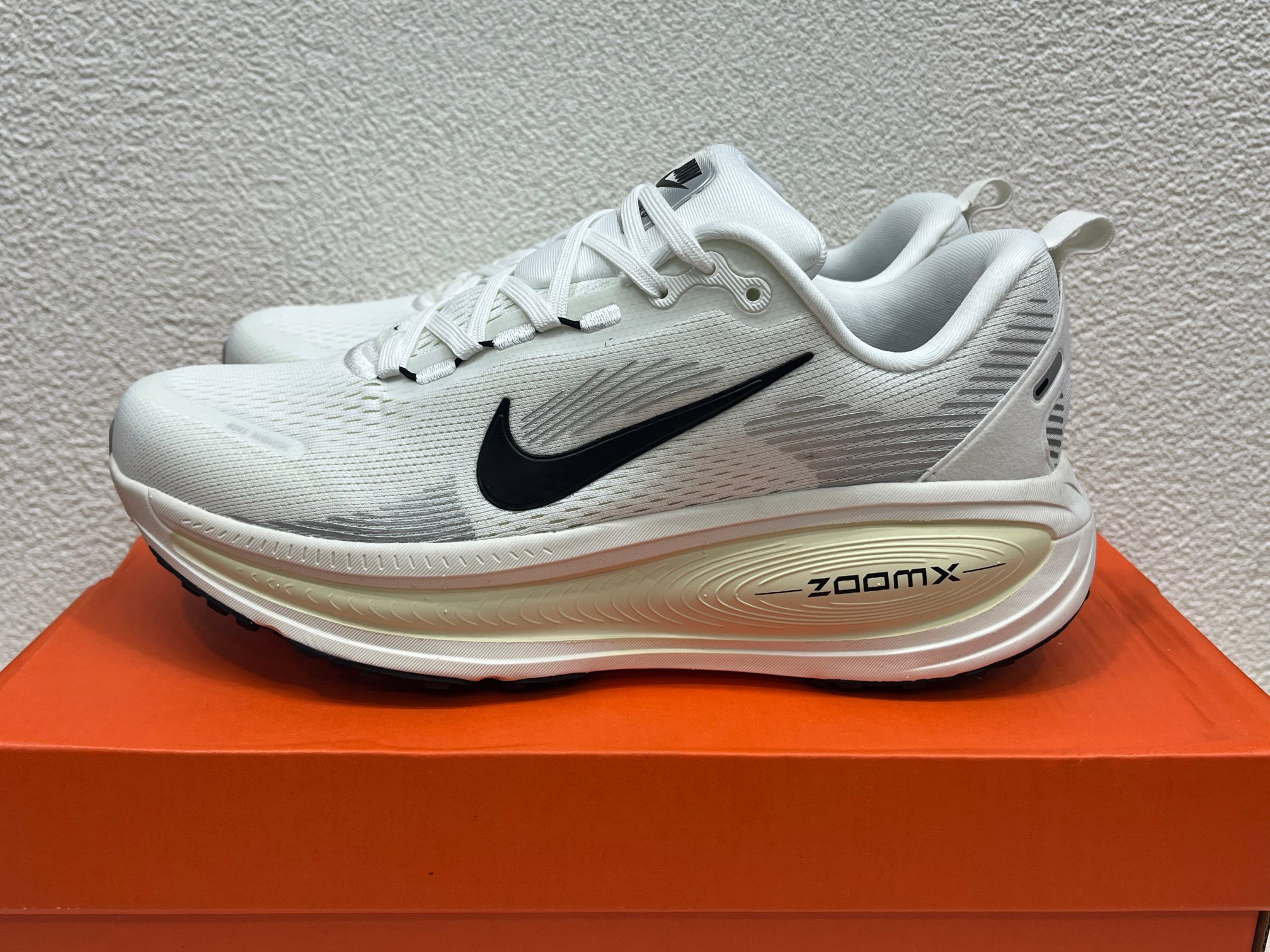 NO:280314,Real price upgraded DT version #Men and women's shoes real label half-code system #Upgrade original last original data development paper version adopts technological weaving light fabric synthetic upper material #ZoomX foam heel and forefoot ReactX foam #External external non-slip wear-resistant rubber bottom sheet to create a comfortable step experience, helping to run smoothly every day!  Nike Vomero 18 ZoomX 