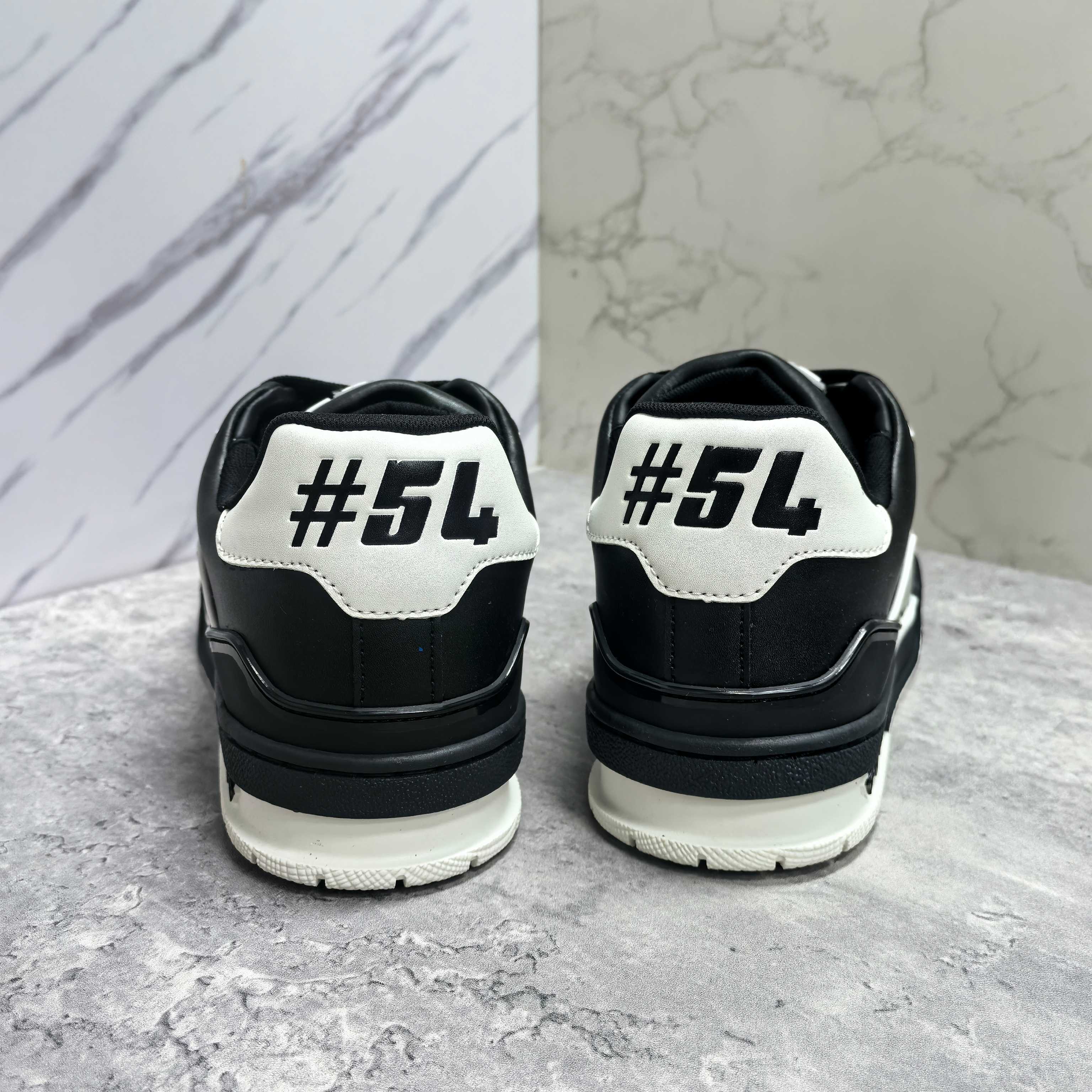 LOUIS VUITTON Trainer 牛皮 压纹系带 低帮 ファッションスニーカー 男女兼用