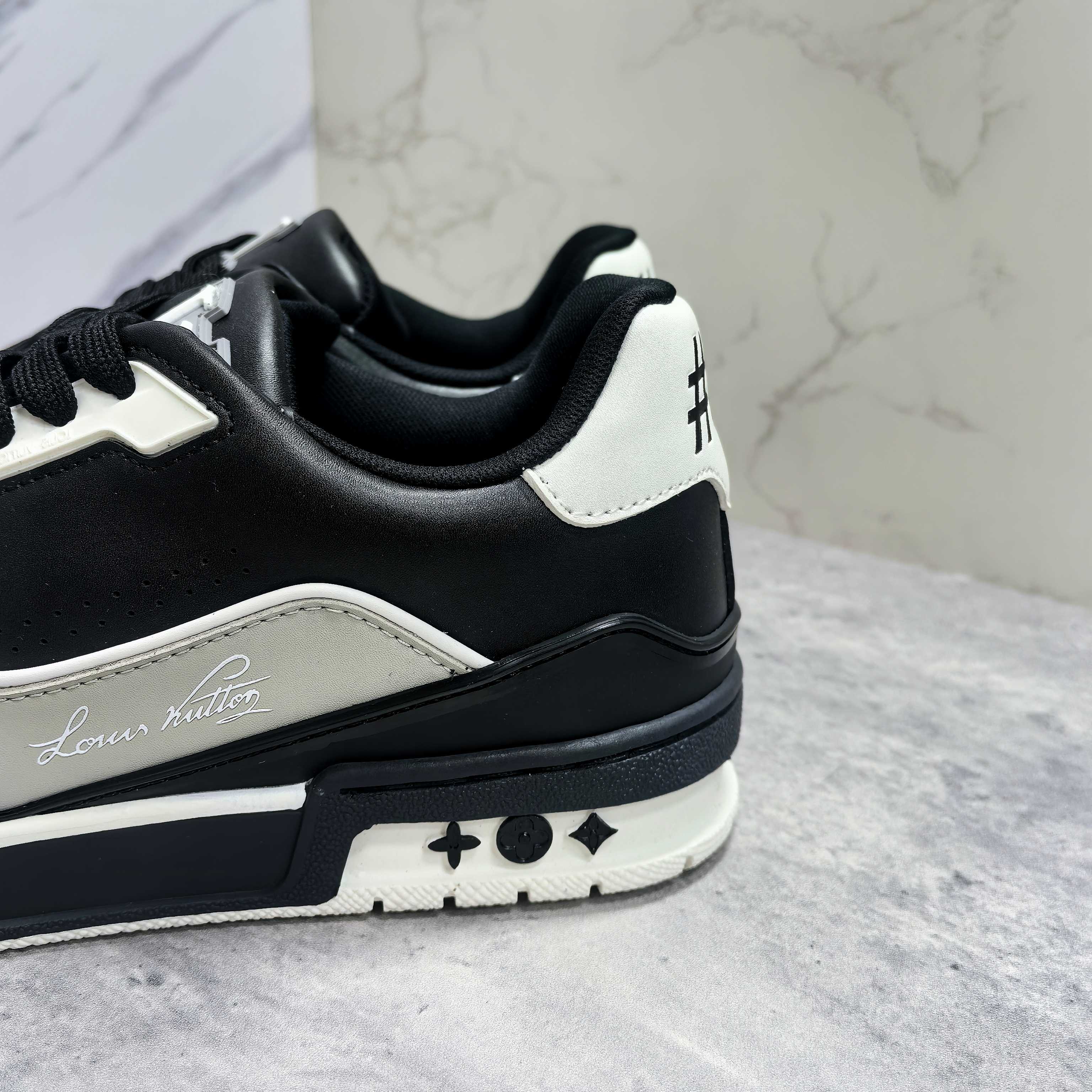 LOUIS VUITTON Trainer 牛皮 压纹系带 低帮 ファッションスニーカー 男女兼用