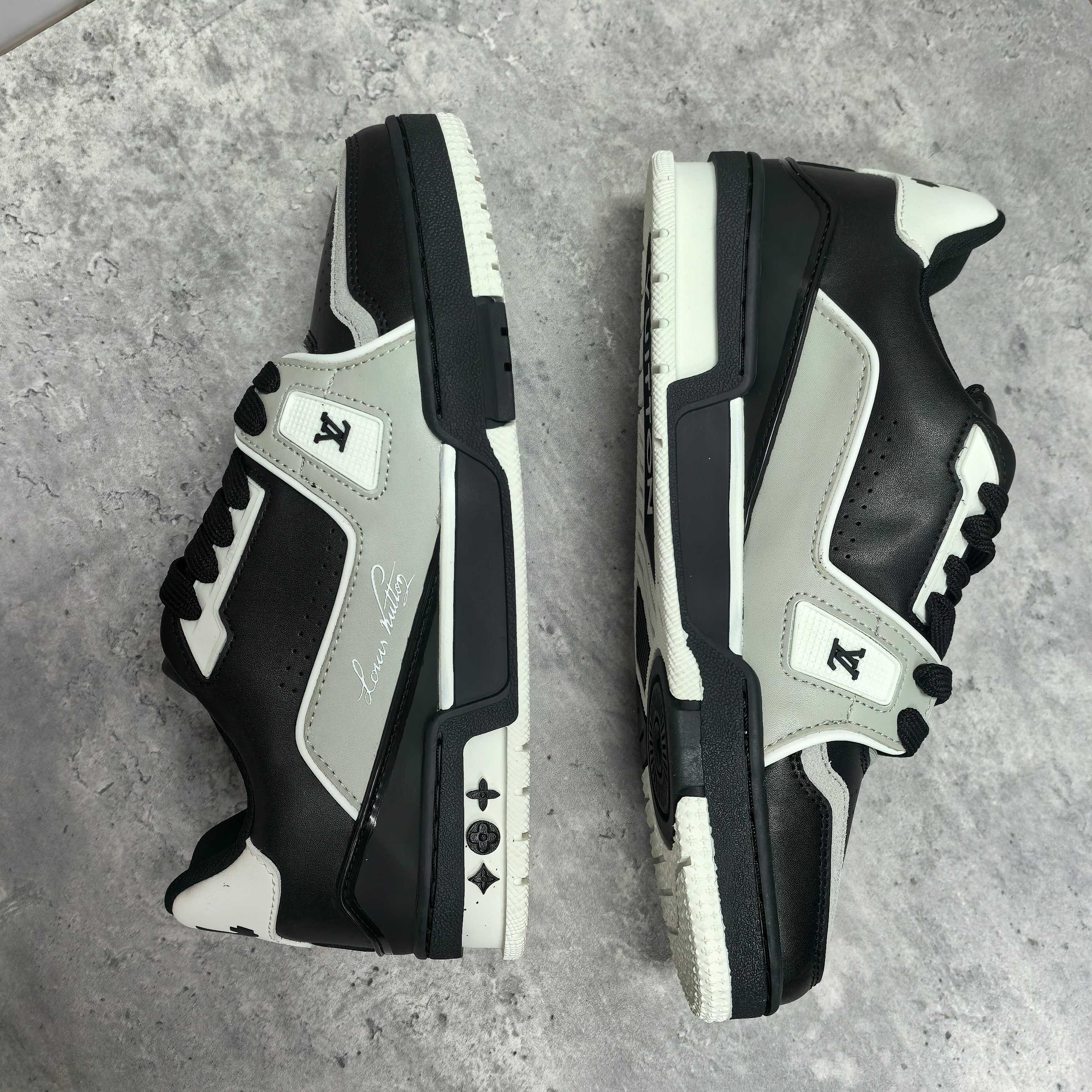 LOUIS VUITTON Trainer 牛皮 压纹系带 低帮 ファッションスニーカー 男女兼用