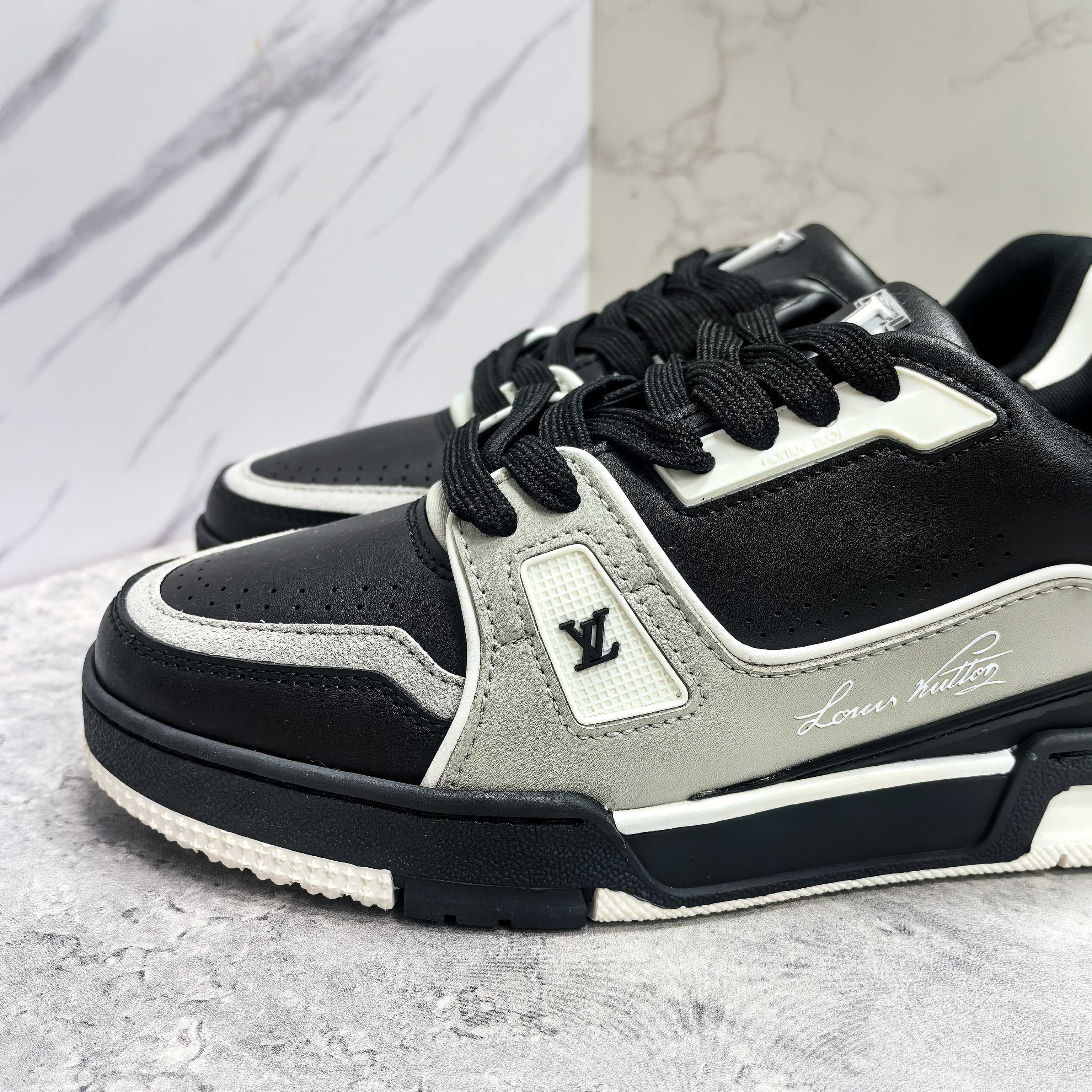 LOUIS VUITTON Trainer 牛皮 压纹系带 低帮 ファッションスニーカー 男女兼用